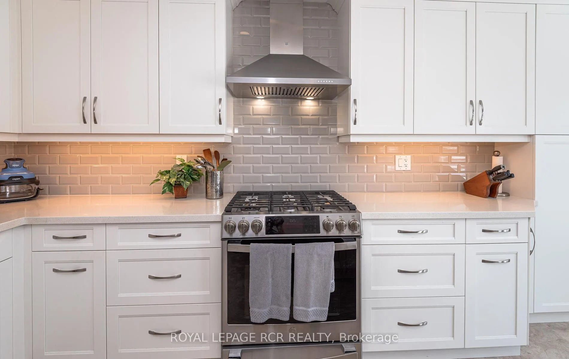 Photo 14 of 42 Allenvale Drive, Aurora, Aurora Highlands — HOMEH