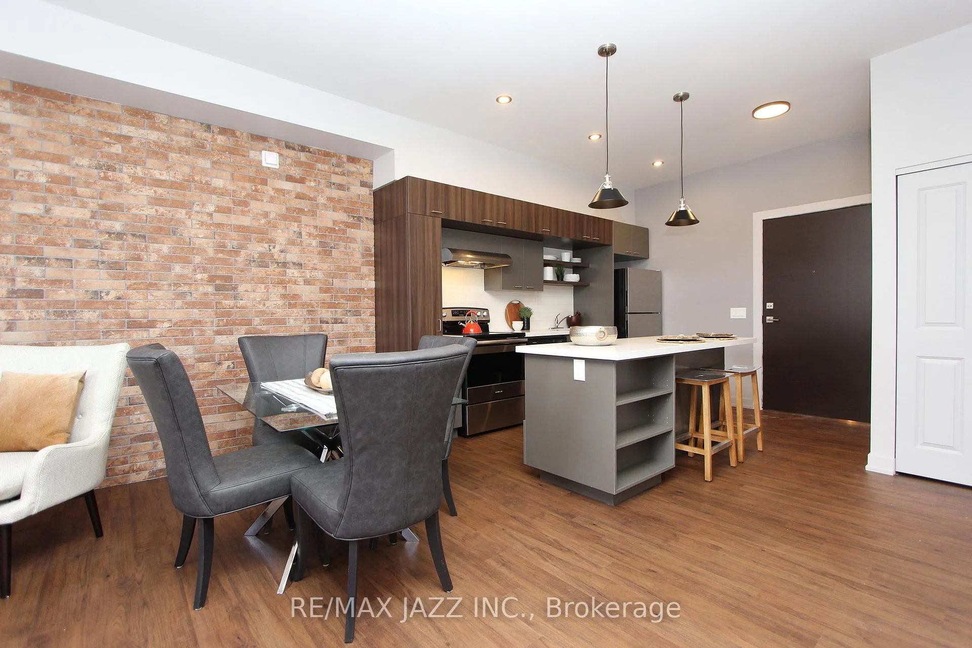 Photo 7 of Unit 201, 14 1/2 King Street E, Oshawa, O'Neill — HOMEH