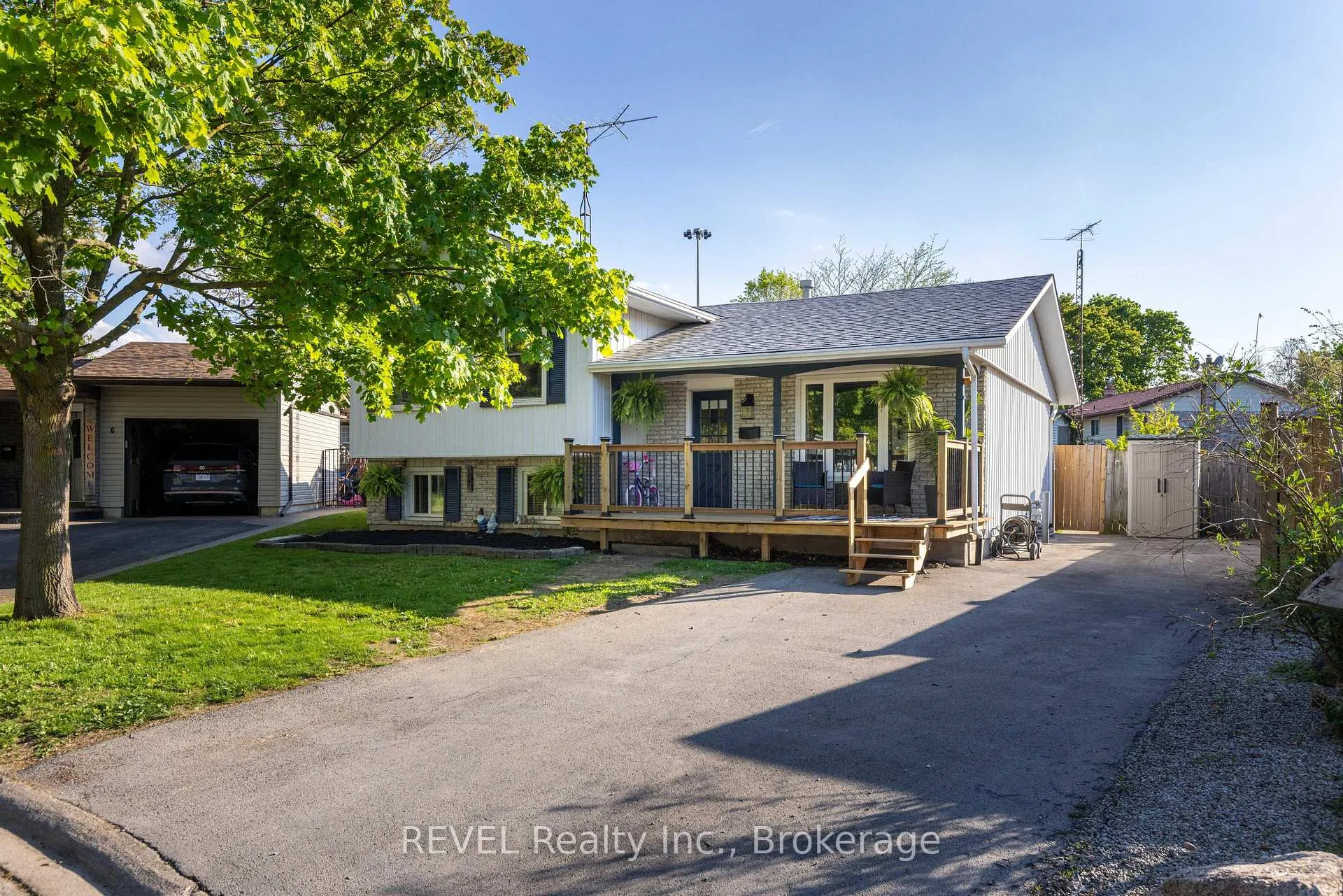 Photo 2 of 4 Elaine Court, St. Catharines, Lakeport — HOMEH