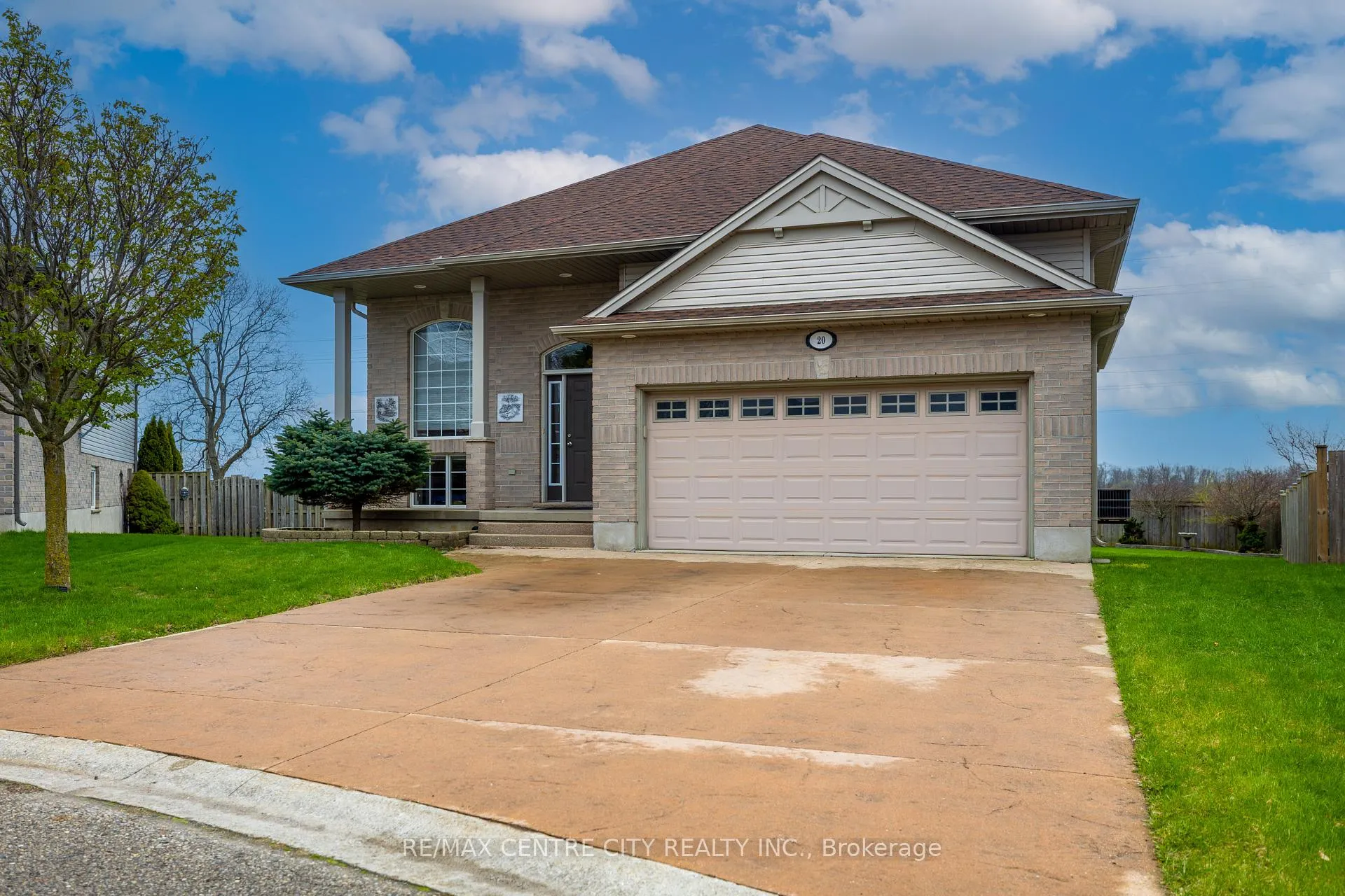 Photo 2 of 20 Chamberlain Court, St. Thomas — HOMEH