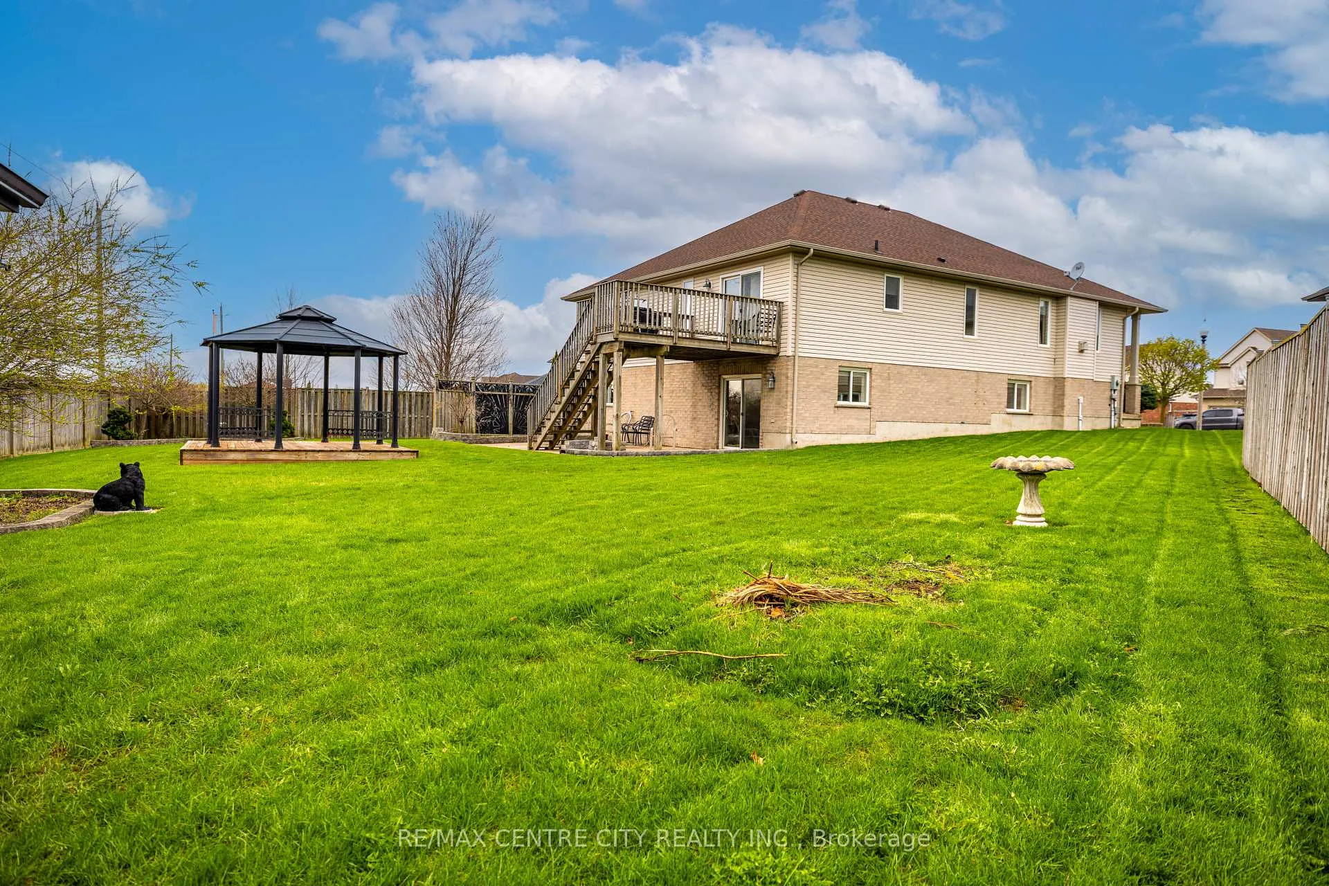 Photo 3 of 20 Chamberlain Court, St. Thomas — HOMEH