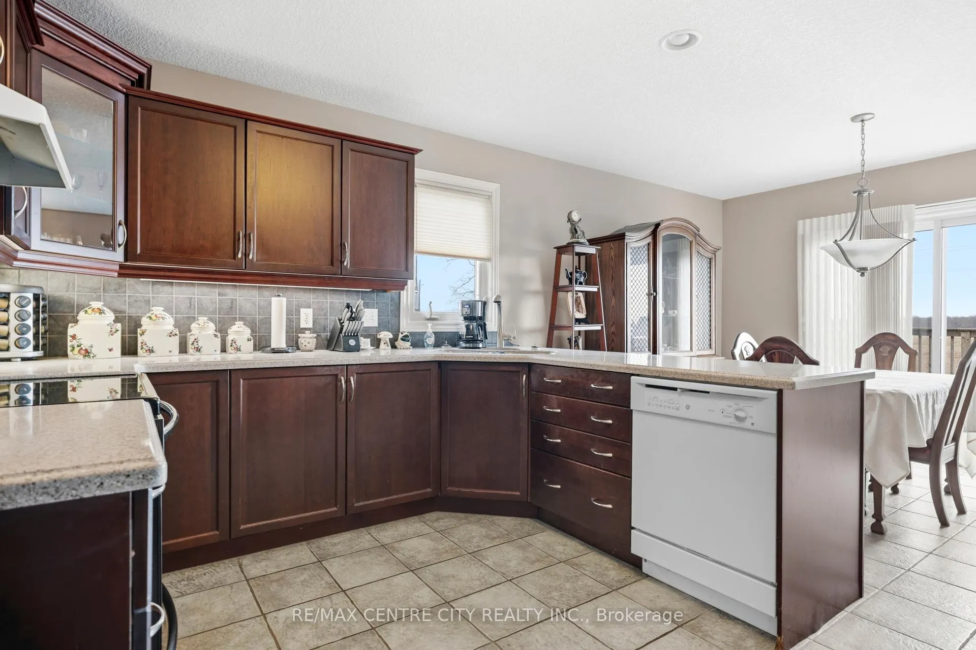 Photo 4 of 20 Chamberlain Court, St. Thomas — HOMEH