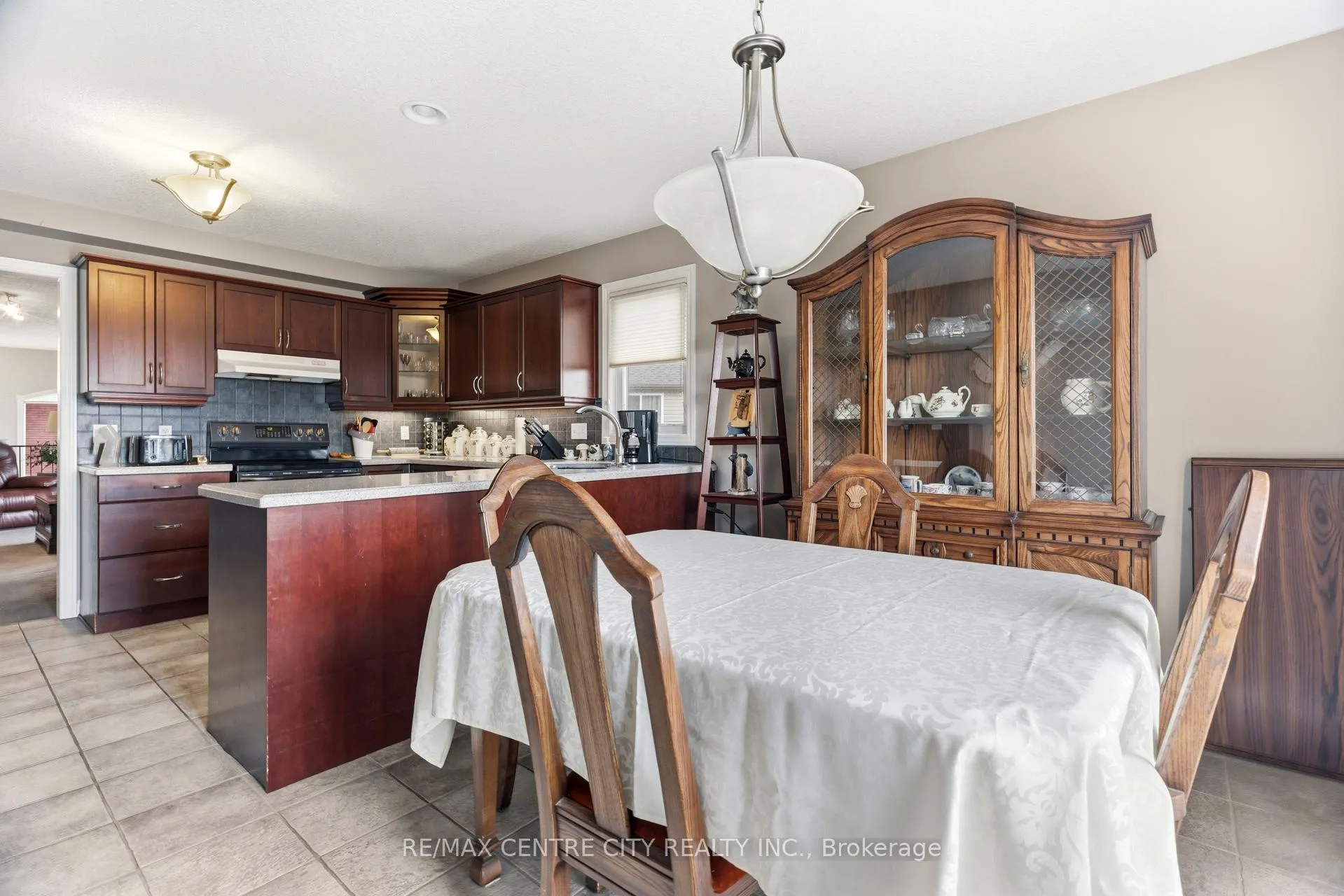 Photo 6 of 20 Chamberlain Court, St. Thomas — HOMEH