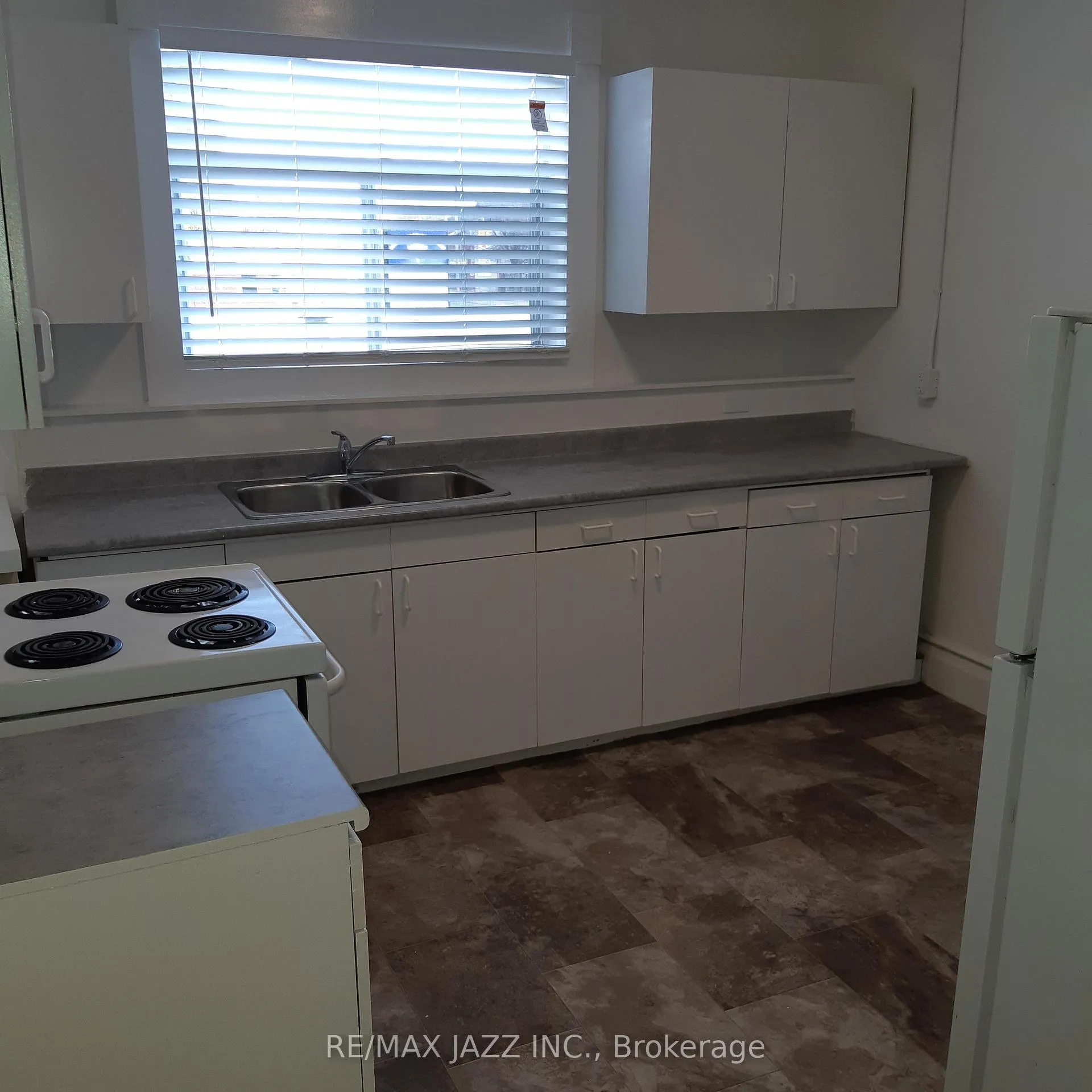Photo 2 of Unit 4, 532 Simcoe Street S, Oshawa, Central — HOMEH