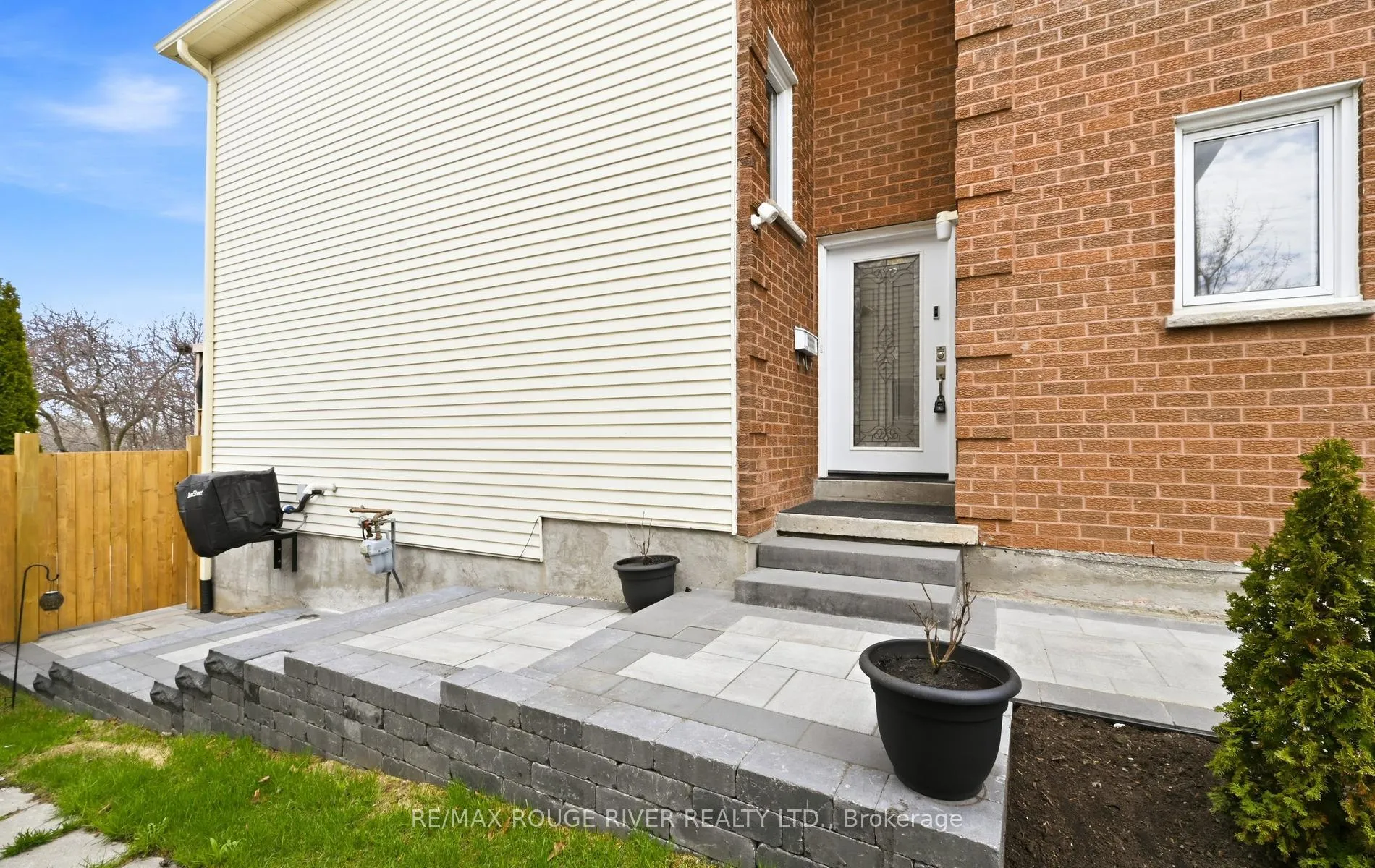 Photo 4 of 579 Cobblehill Drive, Oshawa, Pinecrest — HOMEH