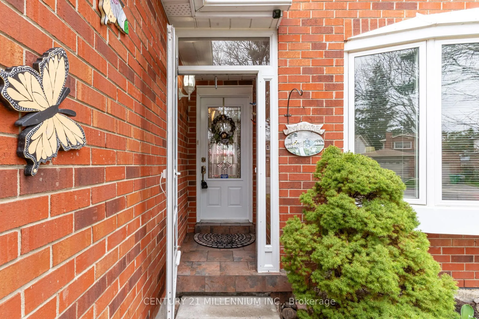 Photo 3 of 7 Oleander Crescent, Brampton, Heart Lake East — HOMEH