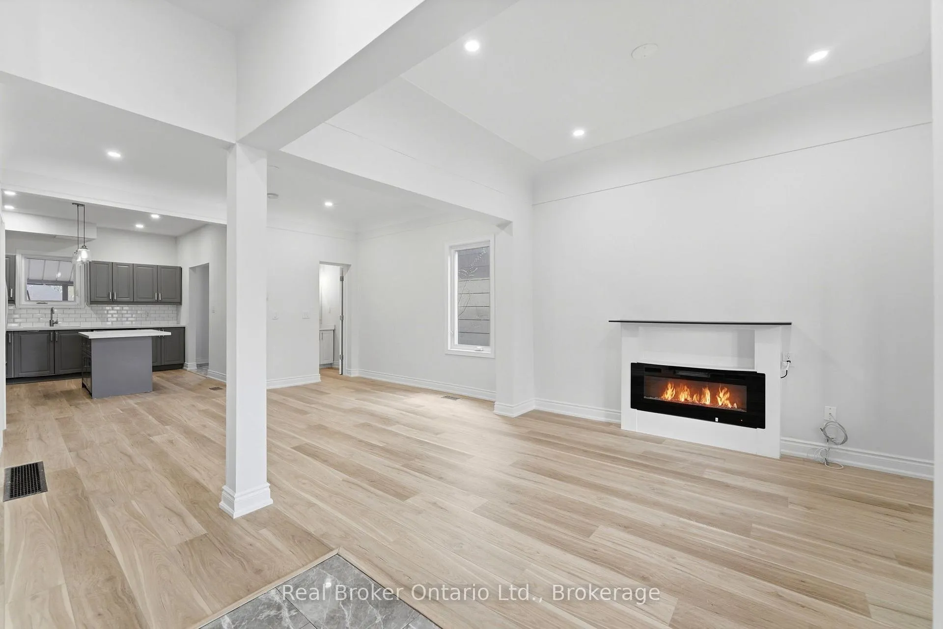 Photo 3 of Unit Upper, 167 Rosslyn Avenue N, Hamilton, Crown Point — HOMEH