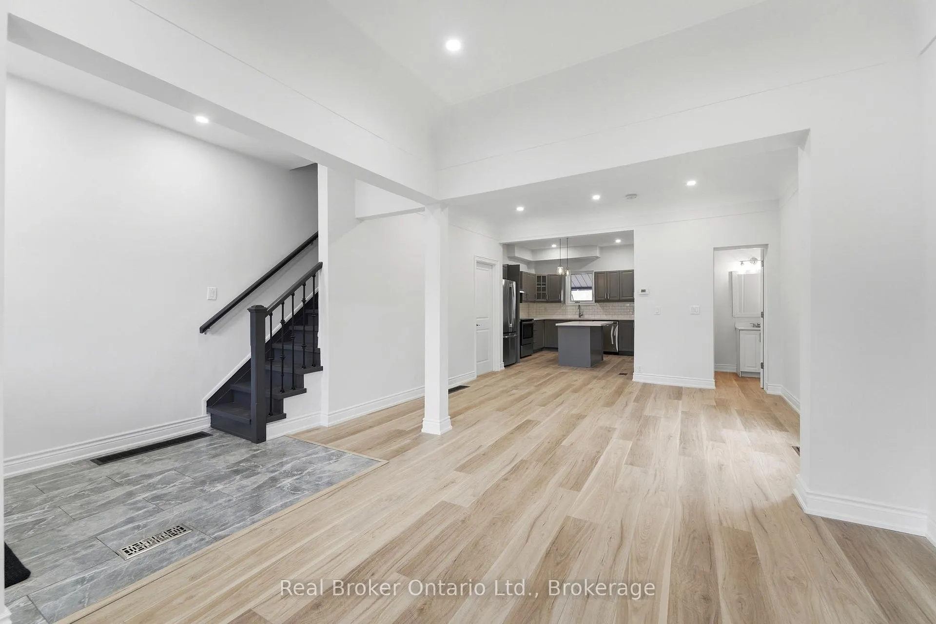 Photo 4 of Unit Upper, 167 Rosslyn Avenue N, Hamilton, Crown Point — HOMEH