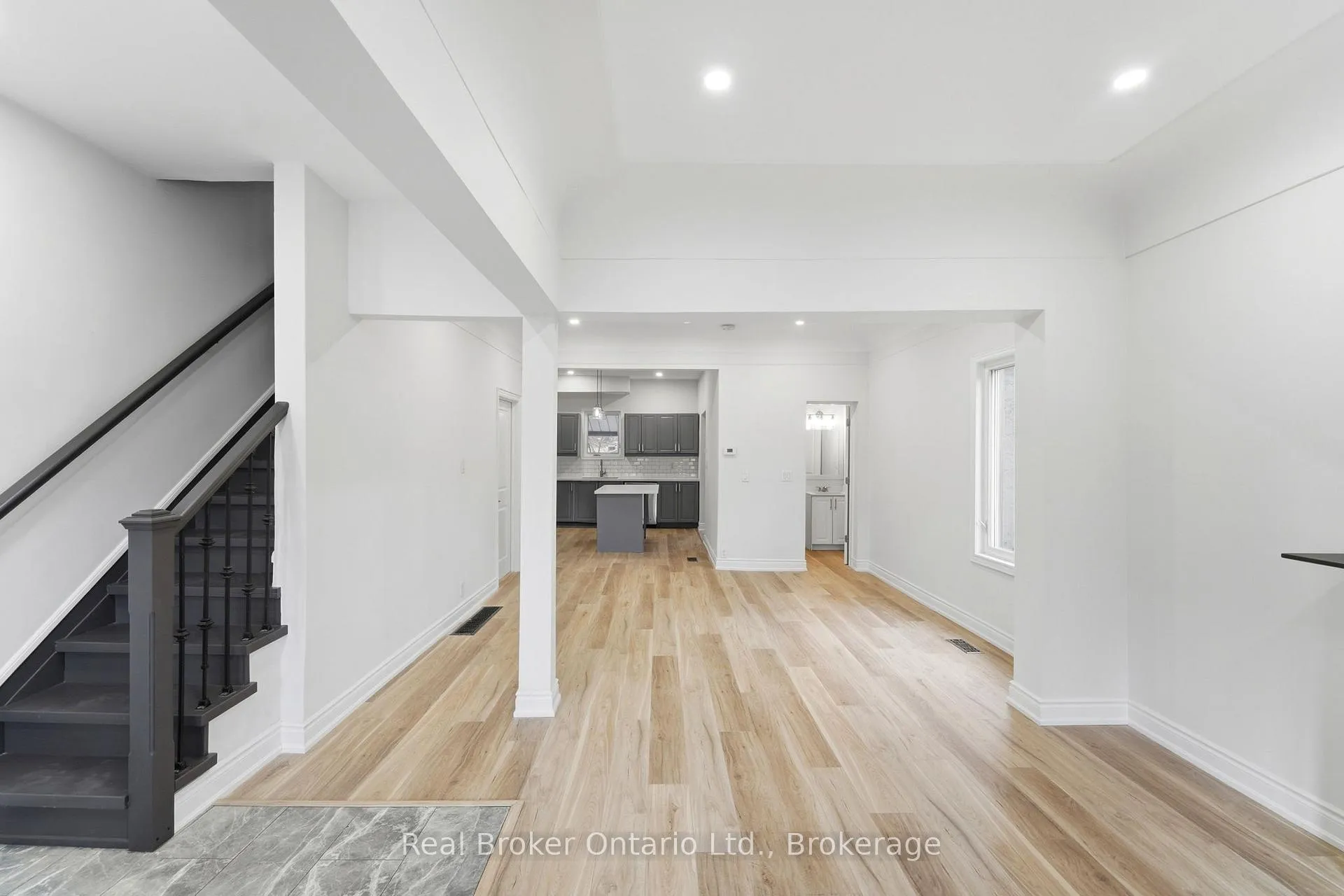 Photo 5 of Unit Upper, 167 Rosslyn Avenue N, Hamilton, Crown Point — HOMEH