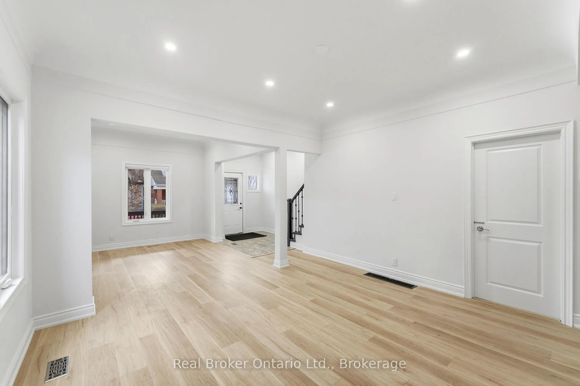 Photo 6 of Unit Upper, 167 Rosslyn Avenue N, Hamilton, Crown Point — HOMEH