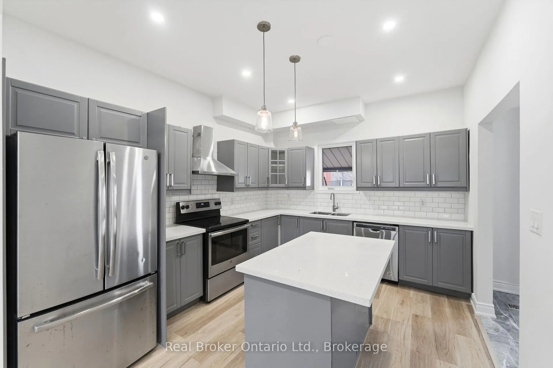 Photo 8 of Unit Upper, 167 Rosslyn Avenue N, Hamilton, Crown Point — HOMEH