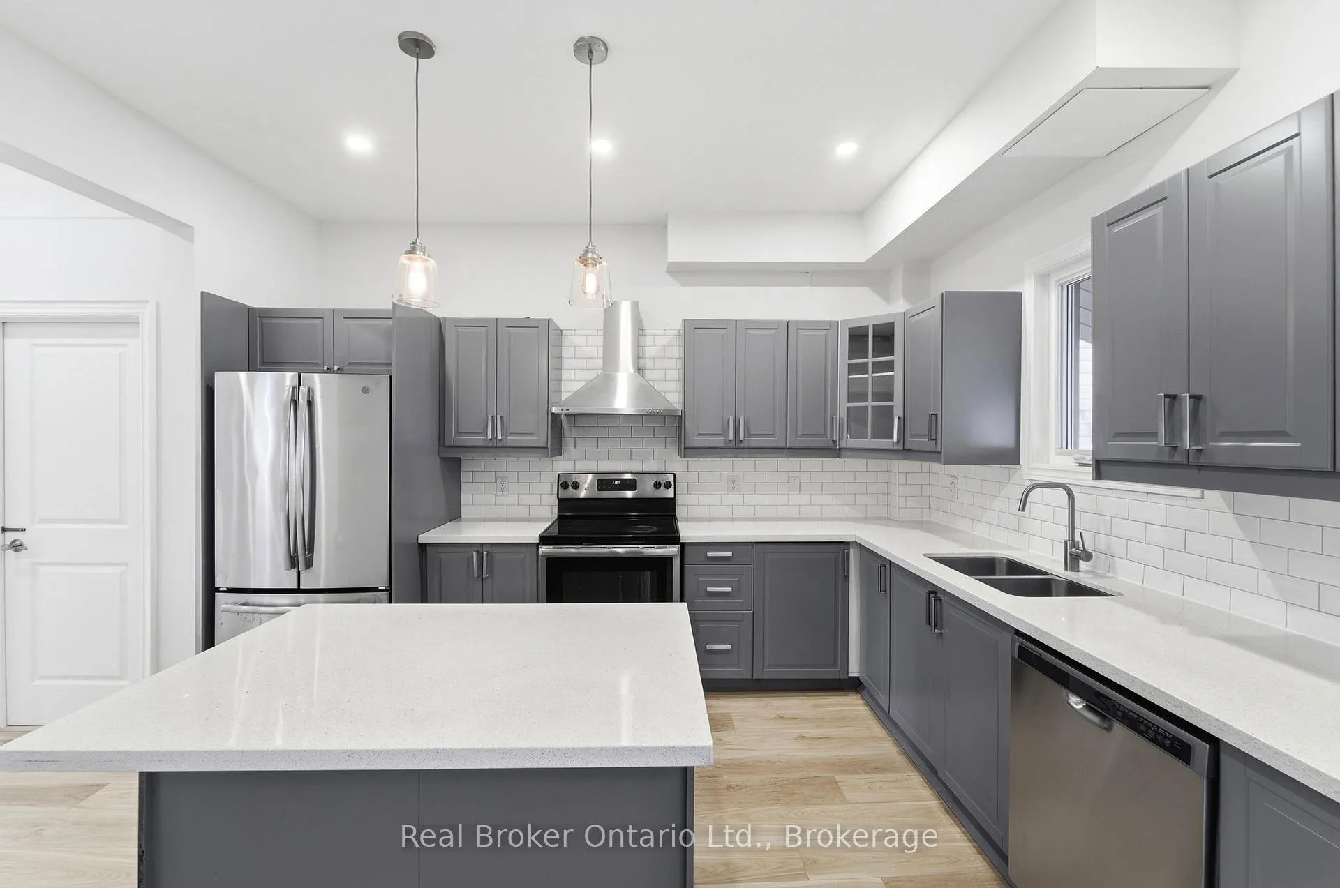 Photo 10 of Unit Upper, 167 Rosslyn Avenue N, Hamilton, Crown Point — HOMEH