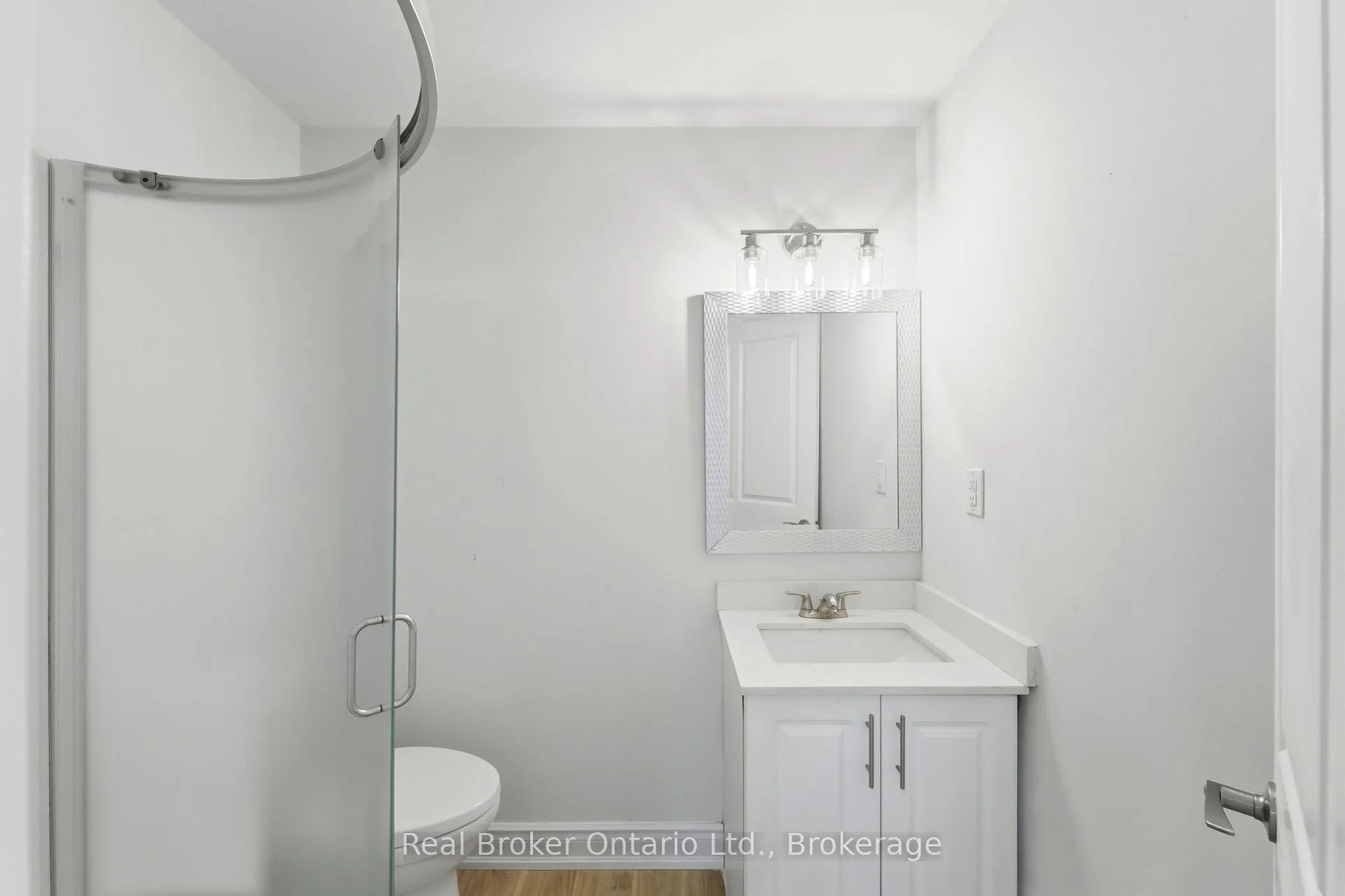 Photo 12 of Unit Upper, 167 Rosslyn Avenue N, Hamilton, Crown Point — HOMEH