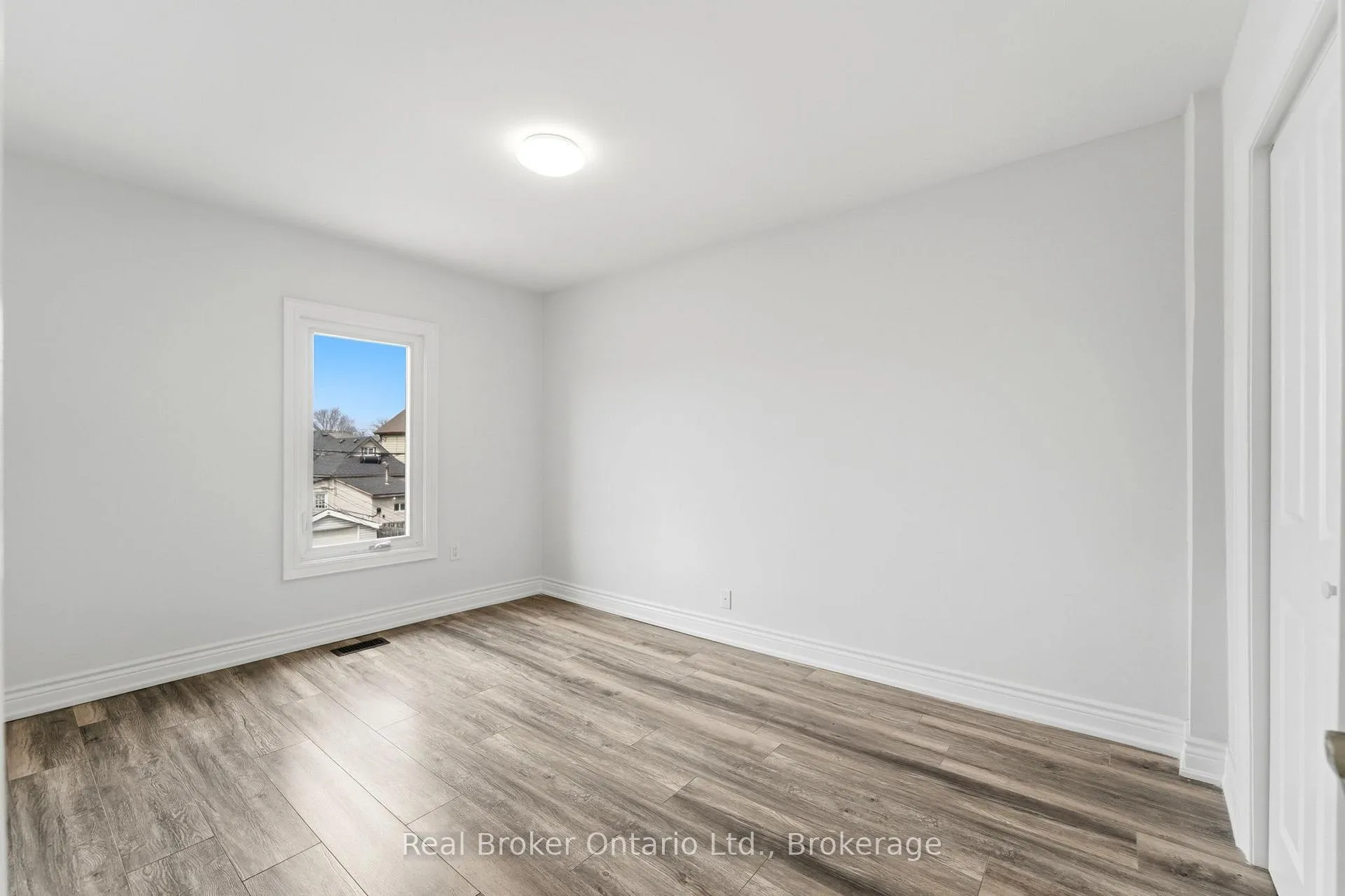 Photo 17 of Unit Upper, 167 Rosslyn Avenue N, Hamilton, Crown Point — HOMEH