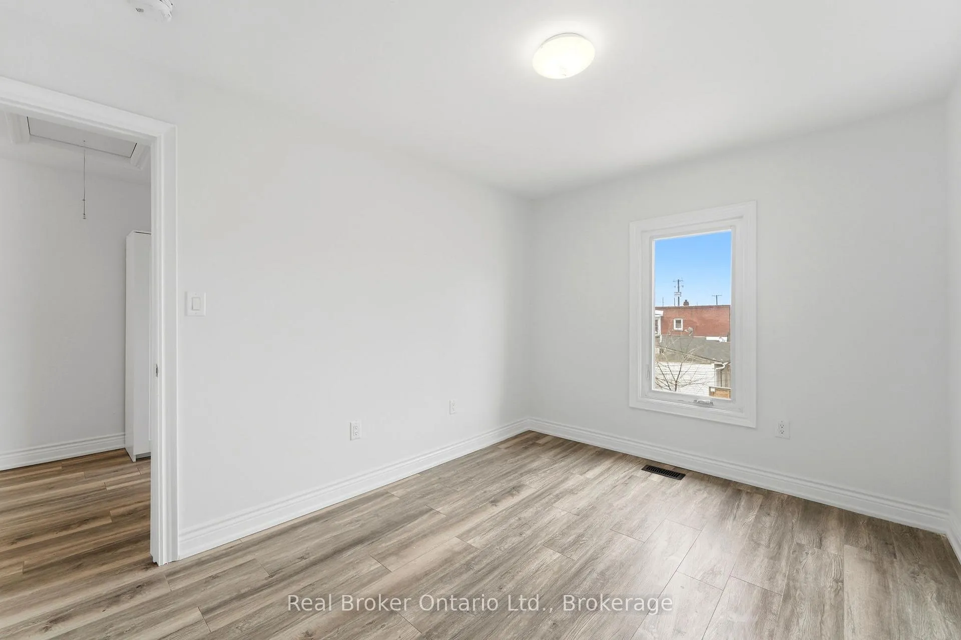 Photo 18 of Unit Upper, 167 Rosslyn Avenue N, Hamilton, Crown Point — HOMEH