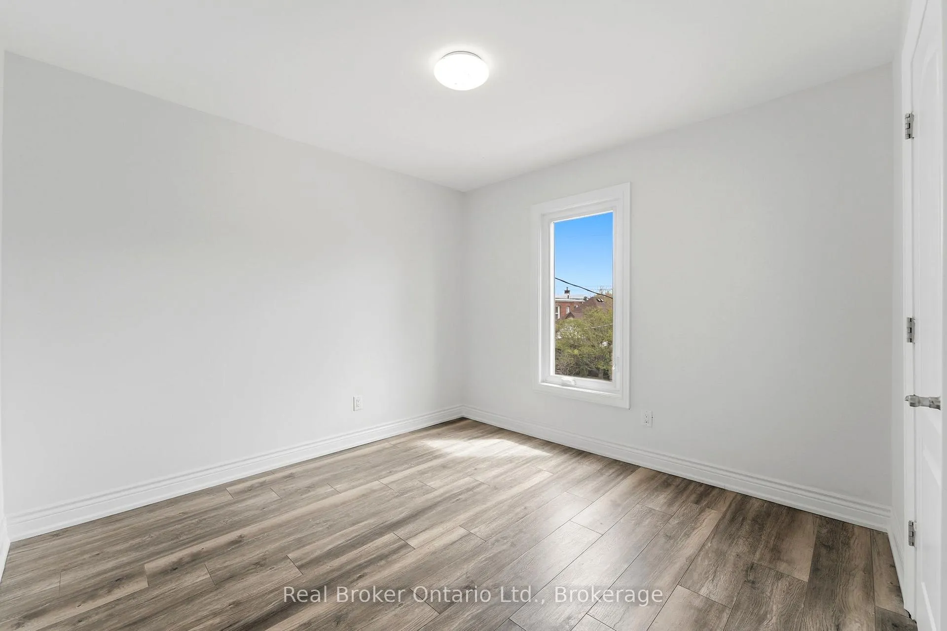 Photo 24 of Unit Upper, 167 Rosslyn Avenue N, Hamilton, Crown Point — HOMEH