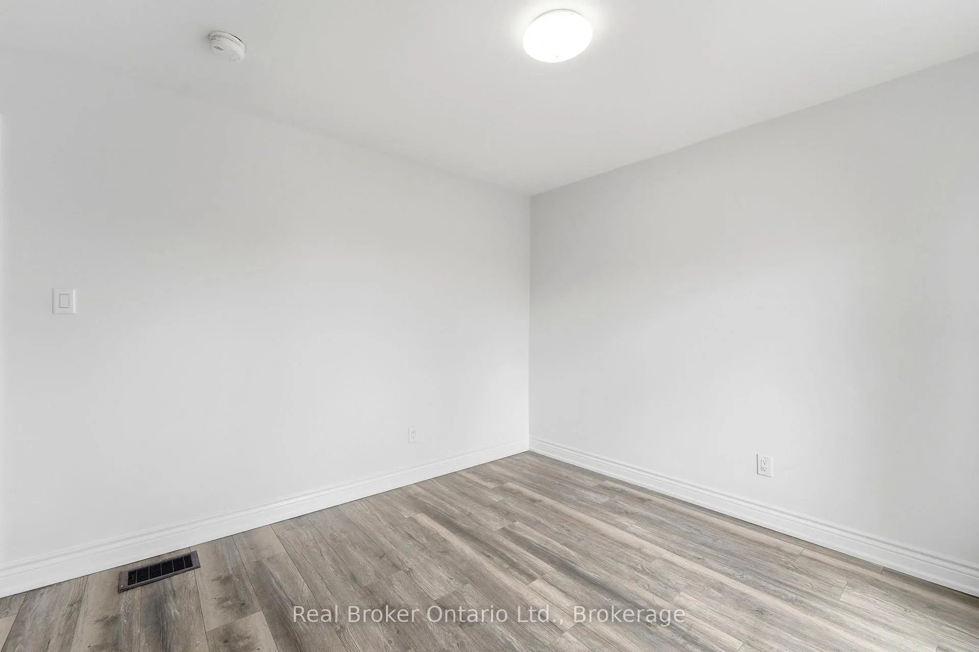 Photo 25 of Unit Upper, 167 Rosslyn Avenue N, Hamilton, Crown Point — HOMEH