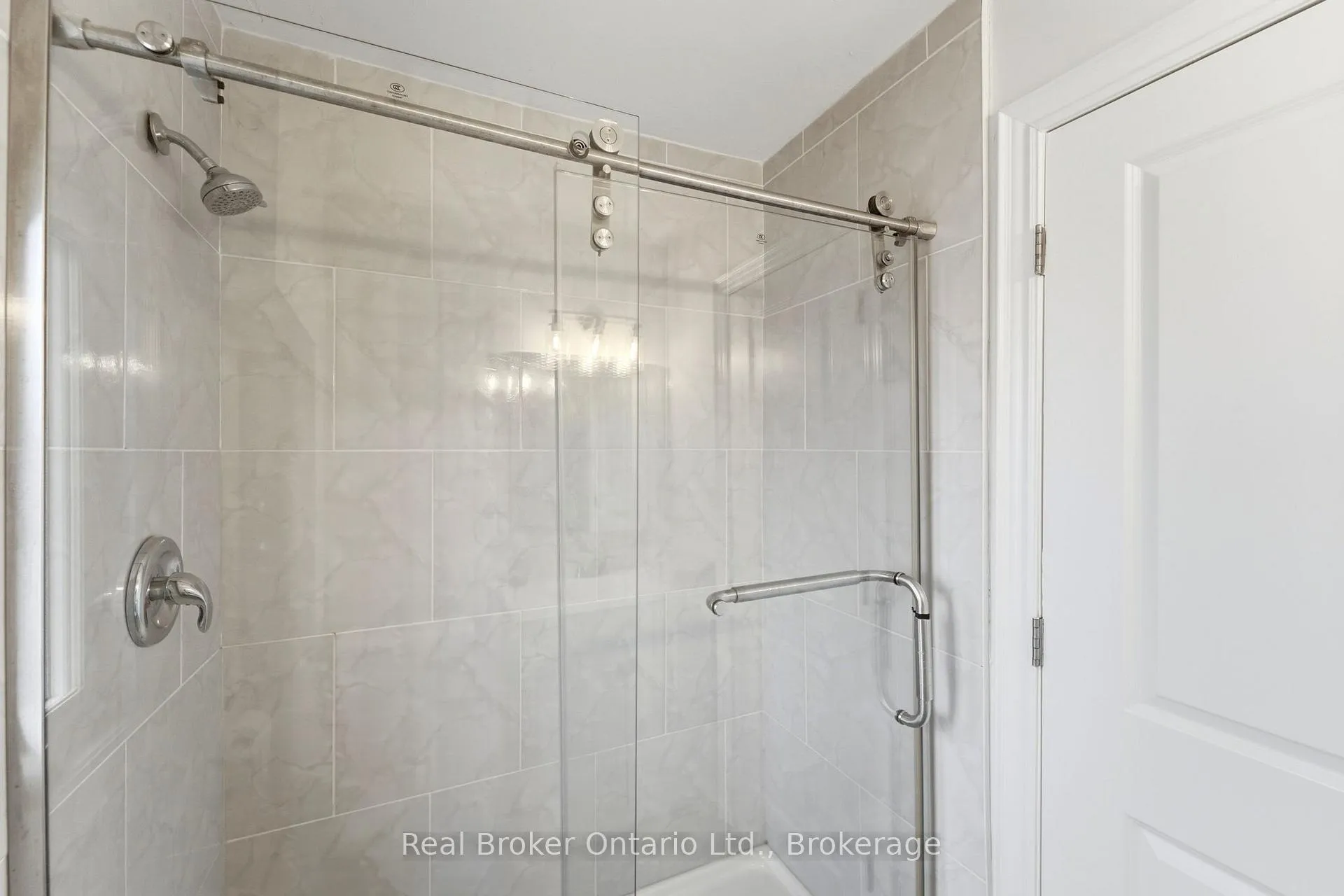 Photo 30 of Unit Upper, 167 Rosslyn Avenue N, Hamilton, Crown Point — HOMEH