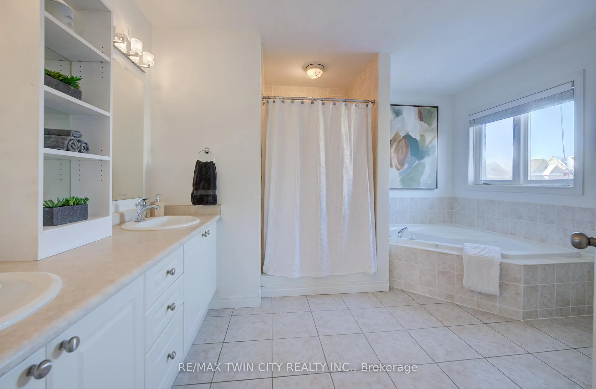 Photo 30 of 169 Falconridge Drive, Kitchener — HOMEH