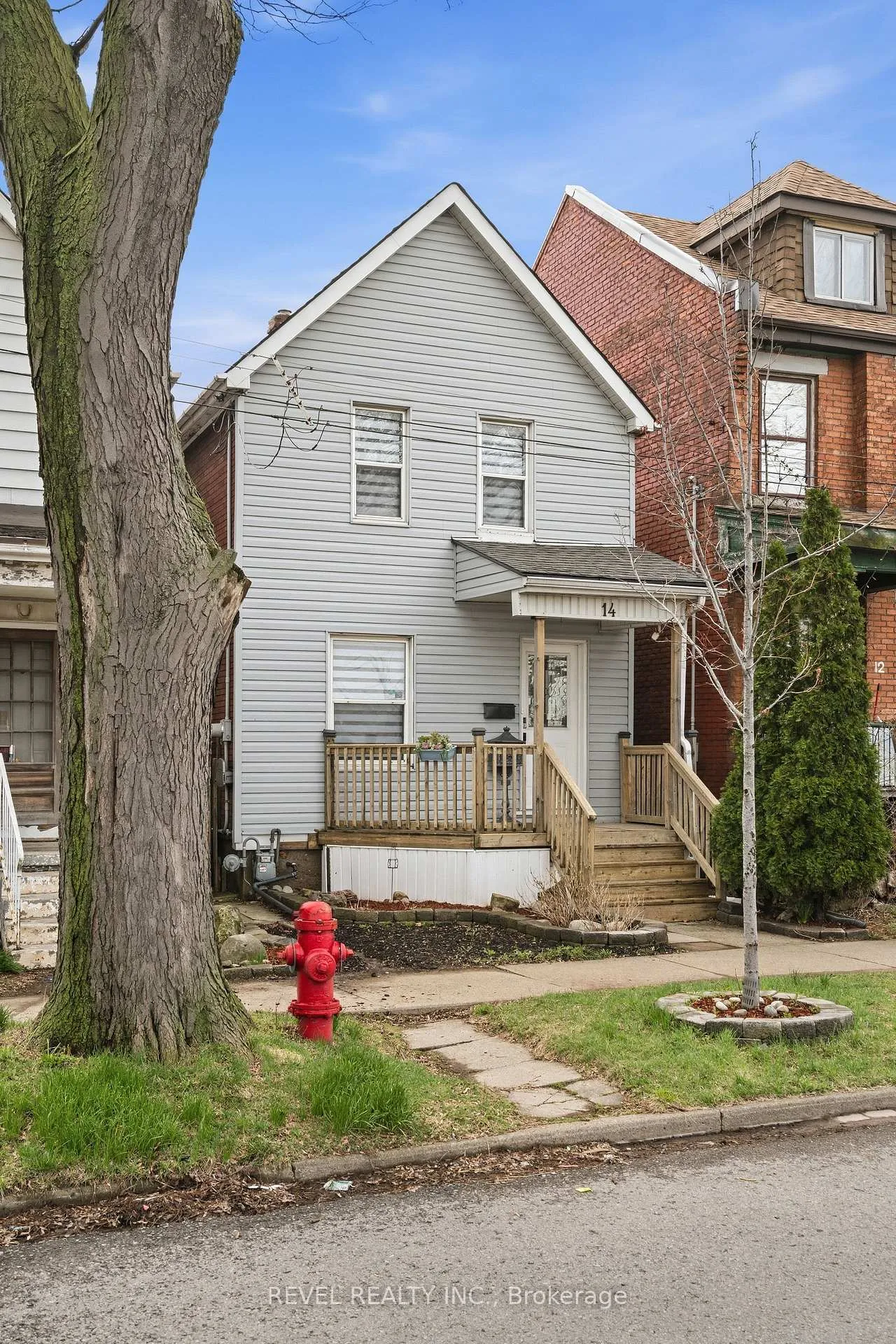Front of 14 Mars Avenue