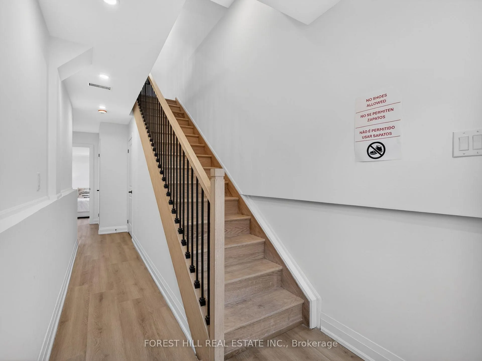 Photo 5 of Unit B, 5 Hopperton Drive, North York, St. Andrew-Windfields — HOMEH