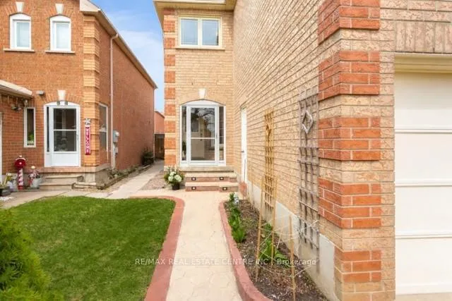 Photo 4 of 66 Herkes Drive, Brampton, Fletcher's West — HOMEH