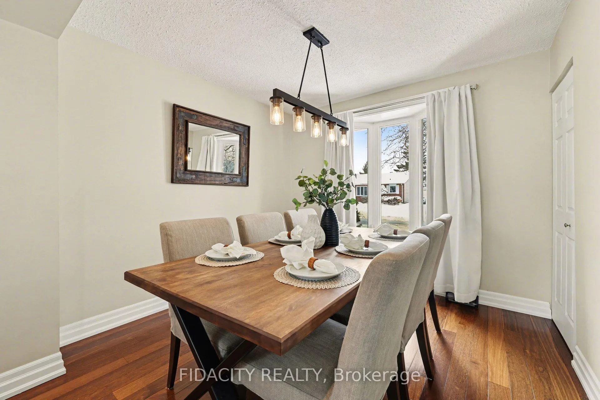 Photo 4 of 28 Glamorgan Drive, Ottawa, Kanata - Glencairn/Hazeldean — HOMEH