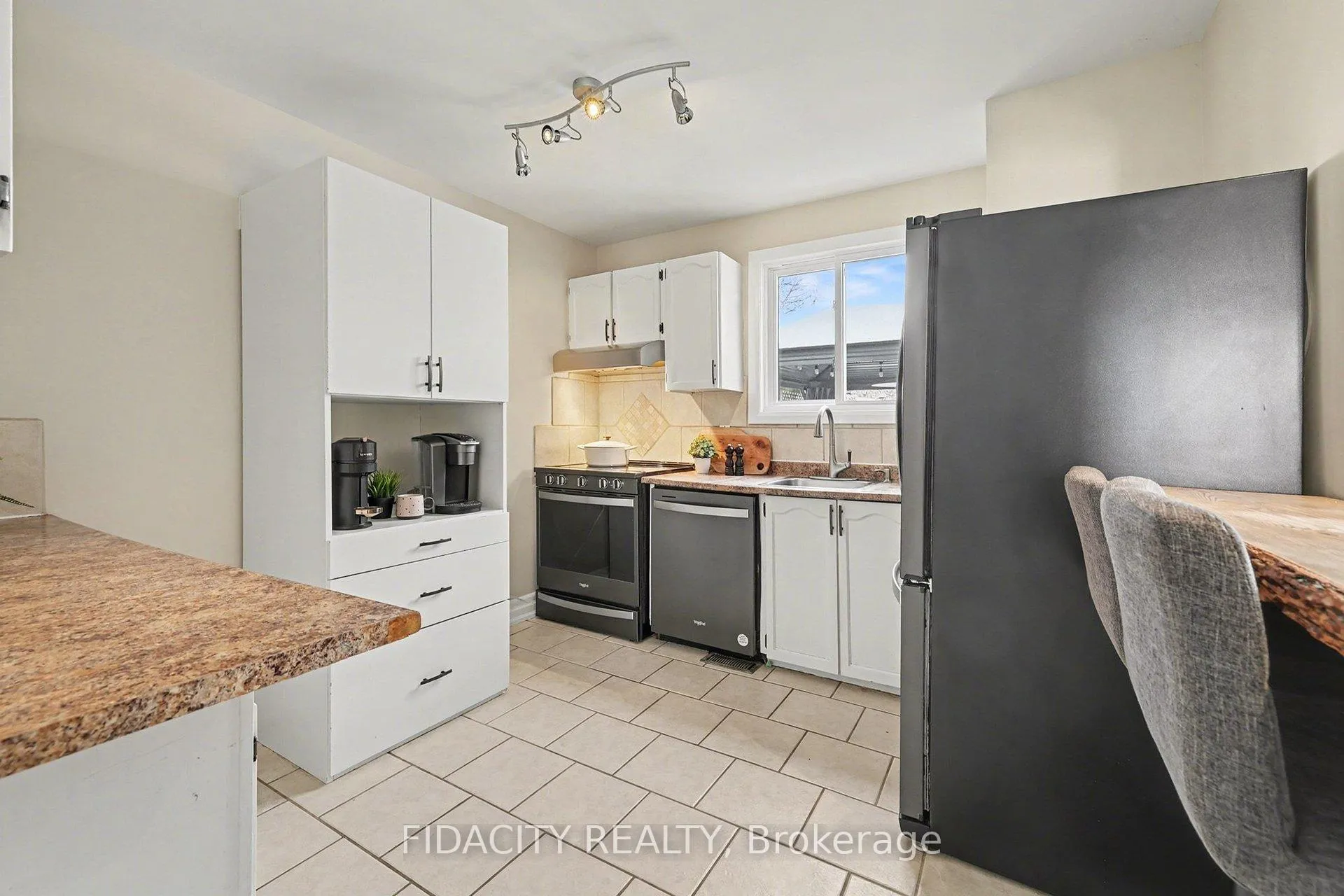 Photo 10 of 28 Glamorgan Drive, Ottawa, Kanata - Glencairn/Hazeldean — HOMEH