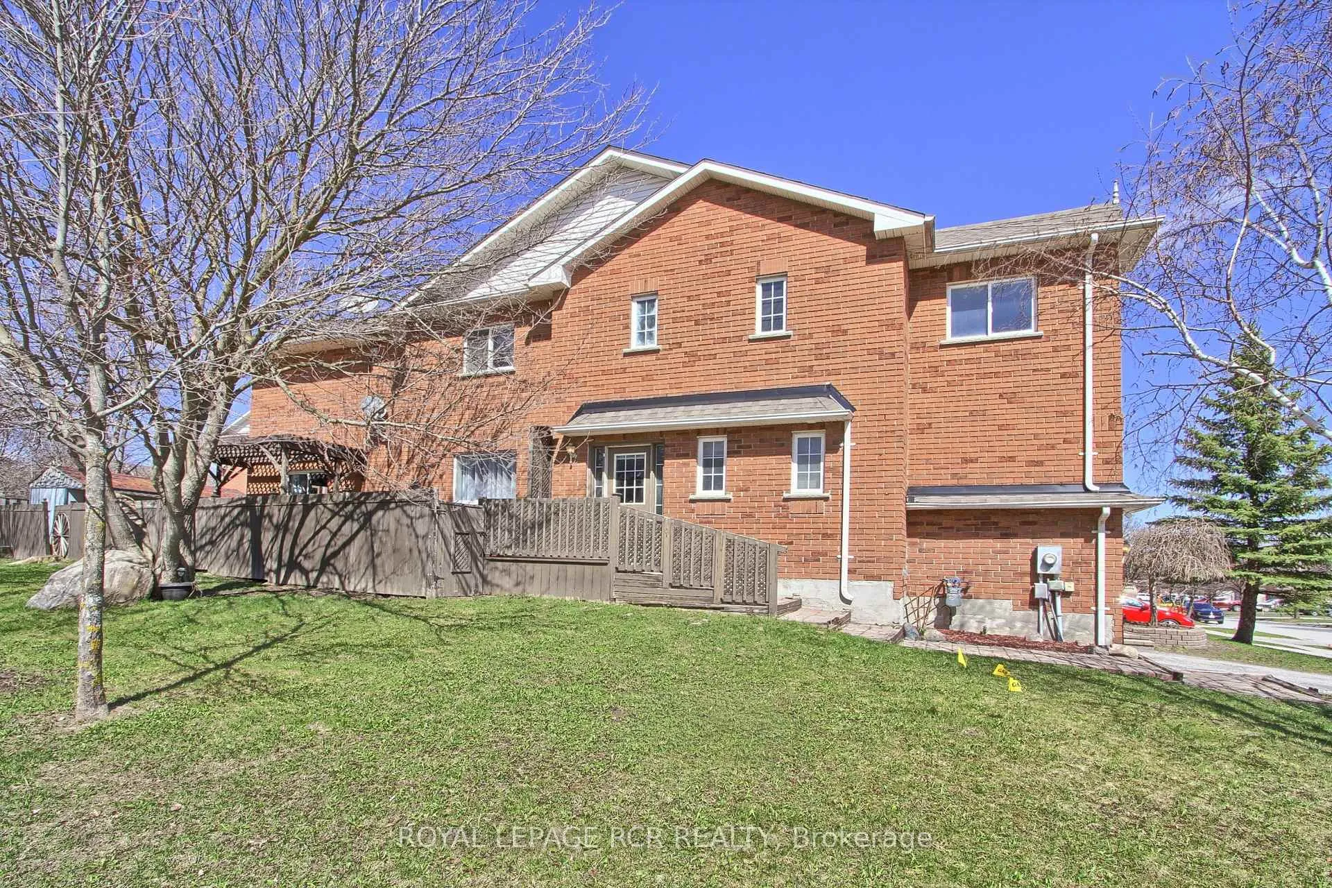 Photo 3 of 74 Drake Drive, Barrie, Painswick South — HOMEH