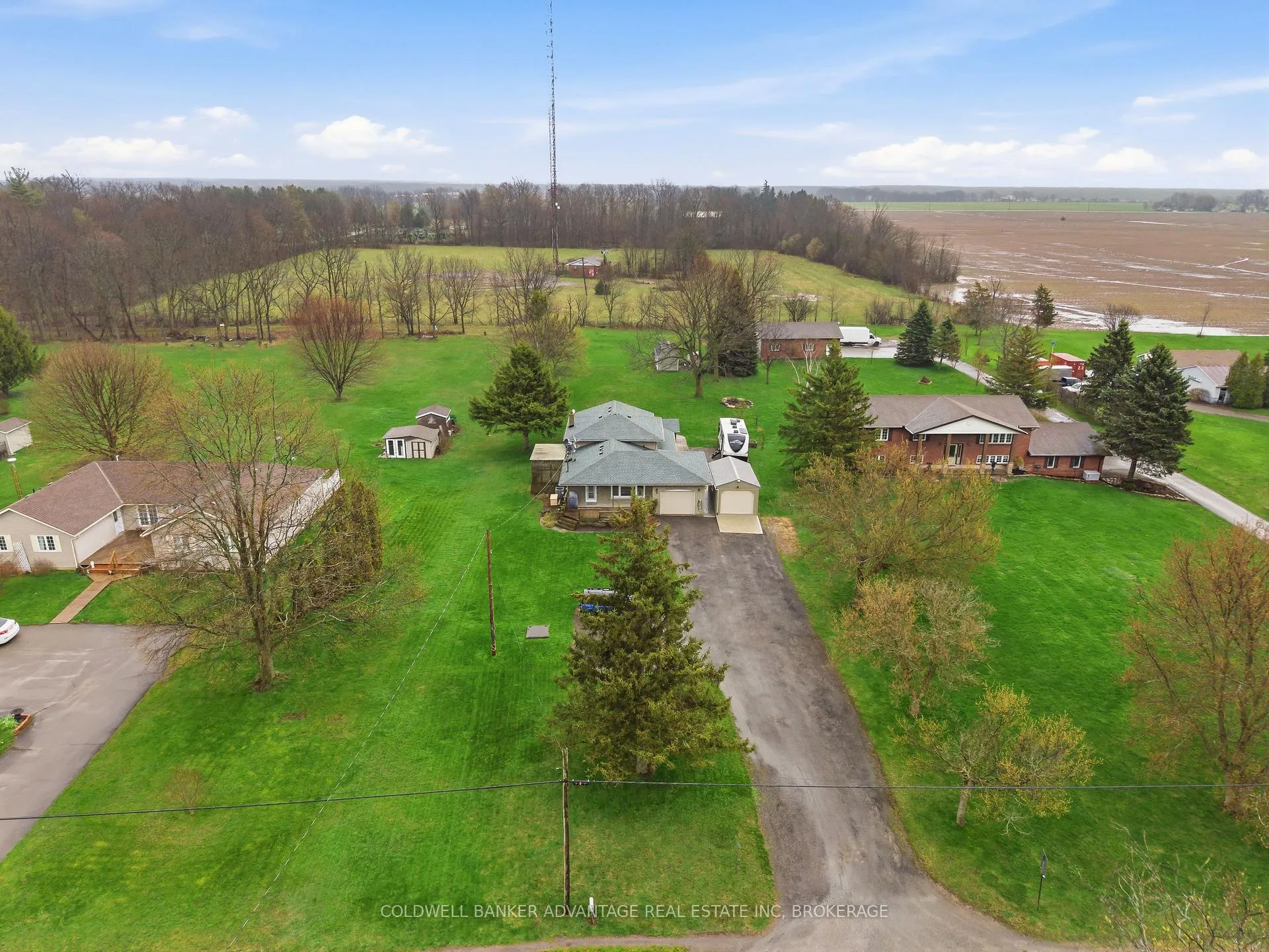 Photo 2 of 2859 Chippawa Road, Port Colborne, Bethel — HOMEH