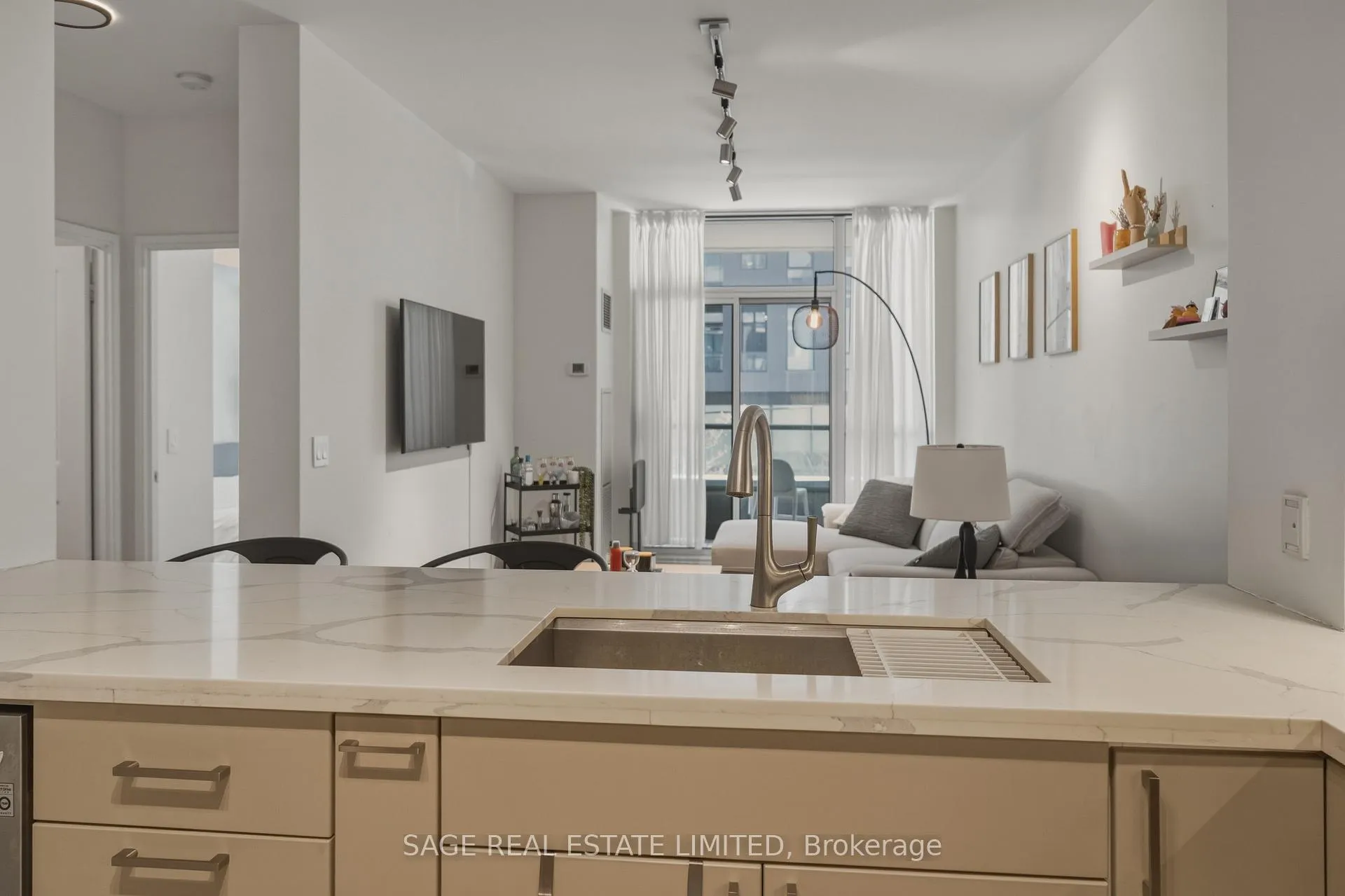 Photo 2 of Unit 207, 88 Broadway Avenue, Toronto, Mount Pleasant West — HOMEH