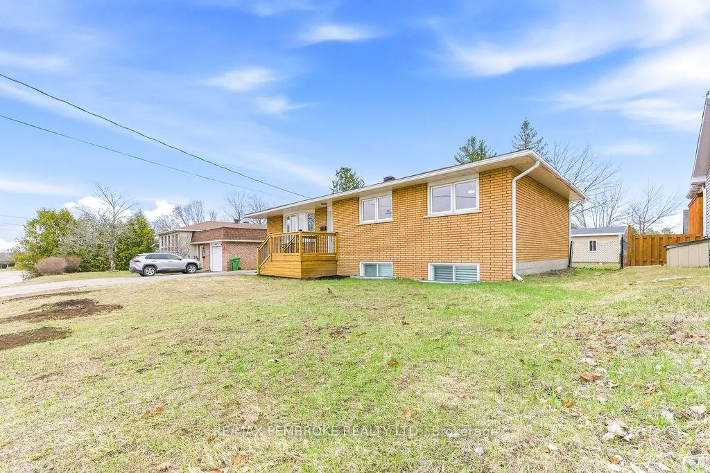 Photo 3 of 34 John Street, Petawawa — HOMEH