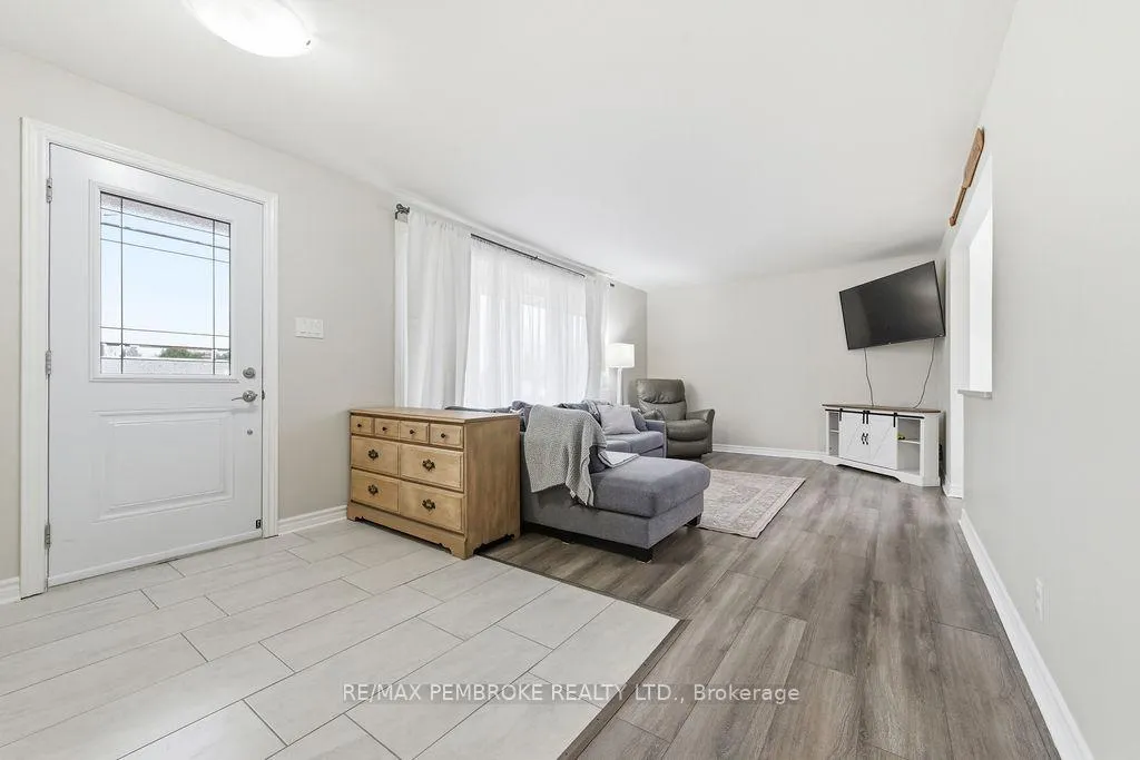 Photo 5 of 34 John Street, Petawawa — HOMEH