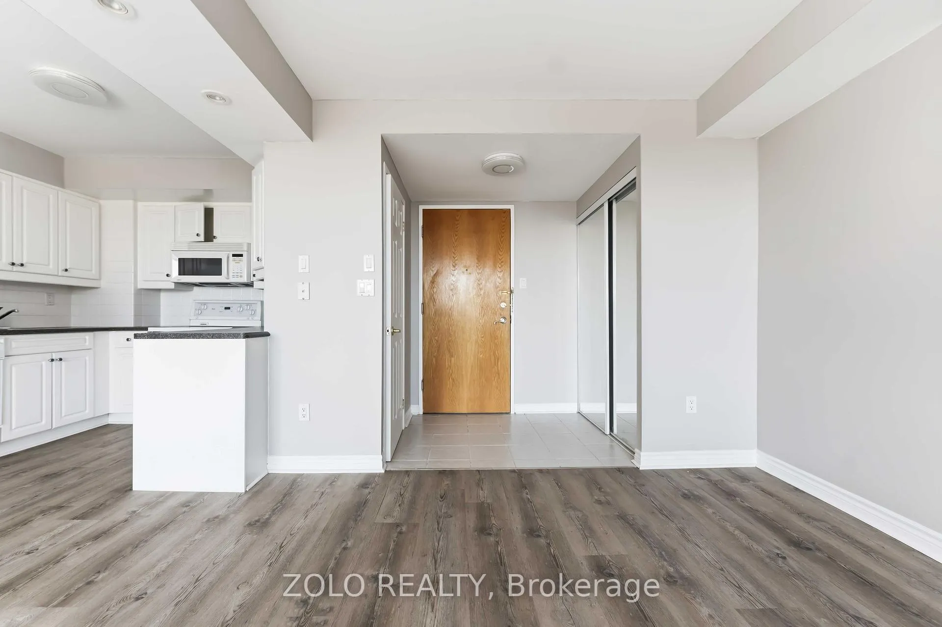 Photo 8 of Unit 501, 2759 Carousel Crescent, Ottawa, Emerald Woods/Sawmill Creek — HOMEH