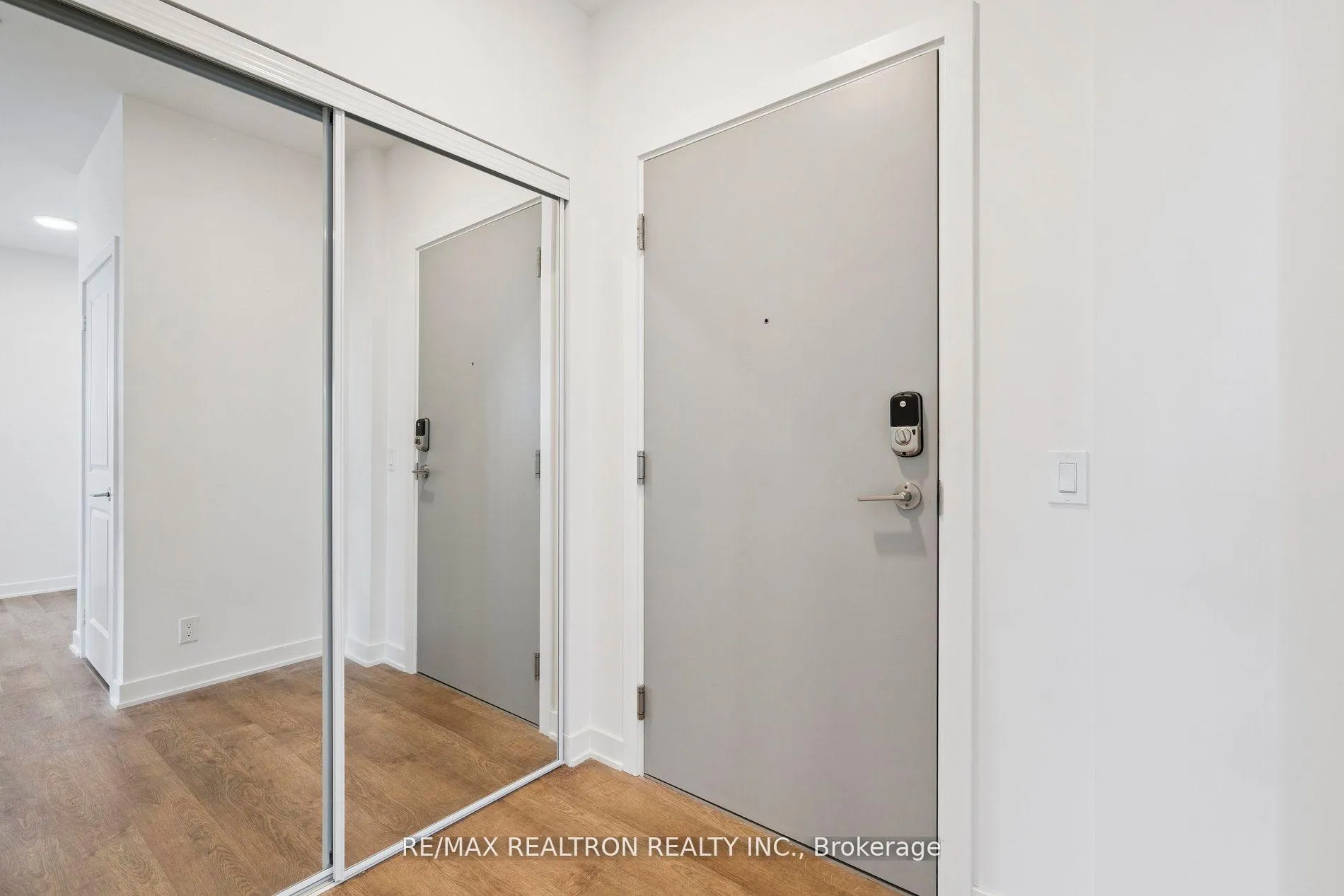 Photo 6 of Unit 211A, 30 Upper Mall Way, Vaughan, Brownridge — HOMEH