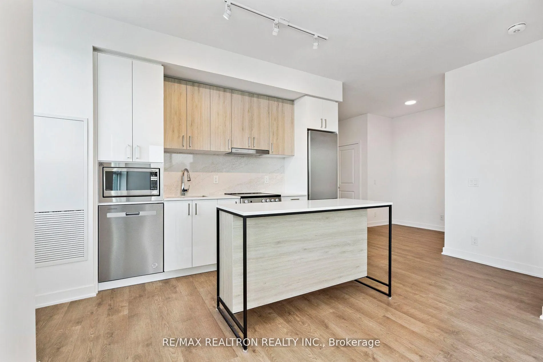 Photo 10 of Unit 211A, 30 Upper Mall Way, Vaughan, Brownridge — HOMEH