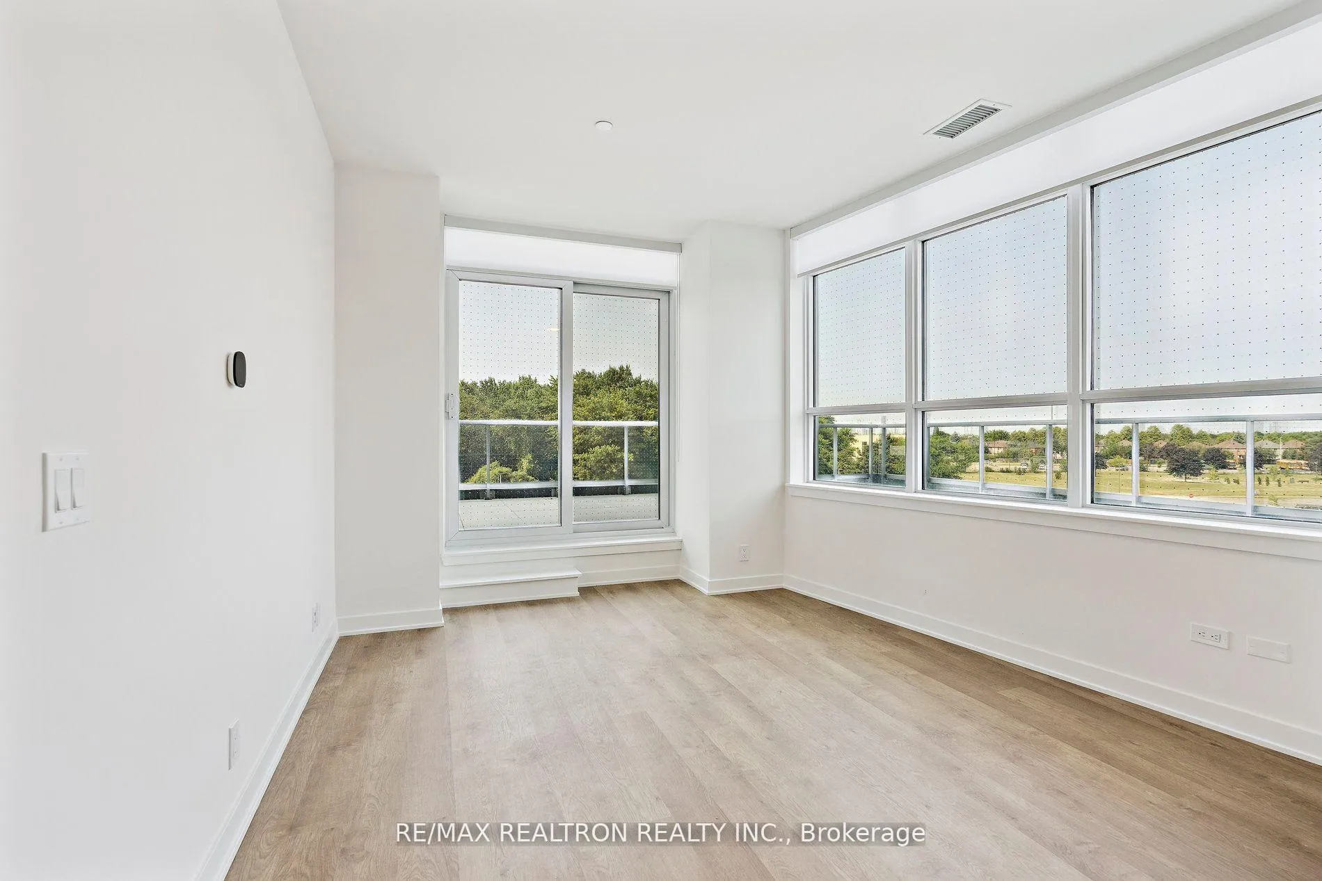 Photo 15 of Unit 211A, 30 Upper Mall Way, Vaughan, Brownridge — HOMEH