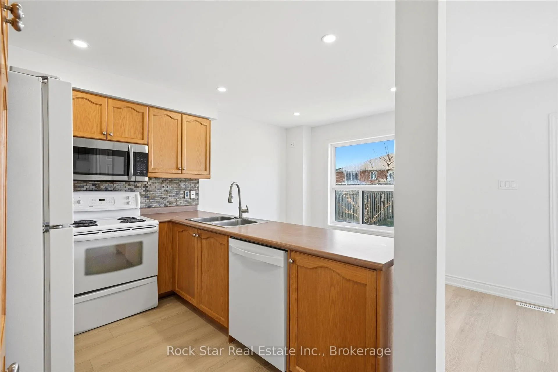 Photo 6 of 20 Knupp Road, Barrie, Edgehill Drive — HOMEH