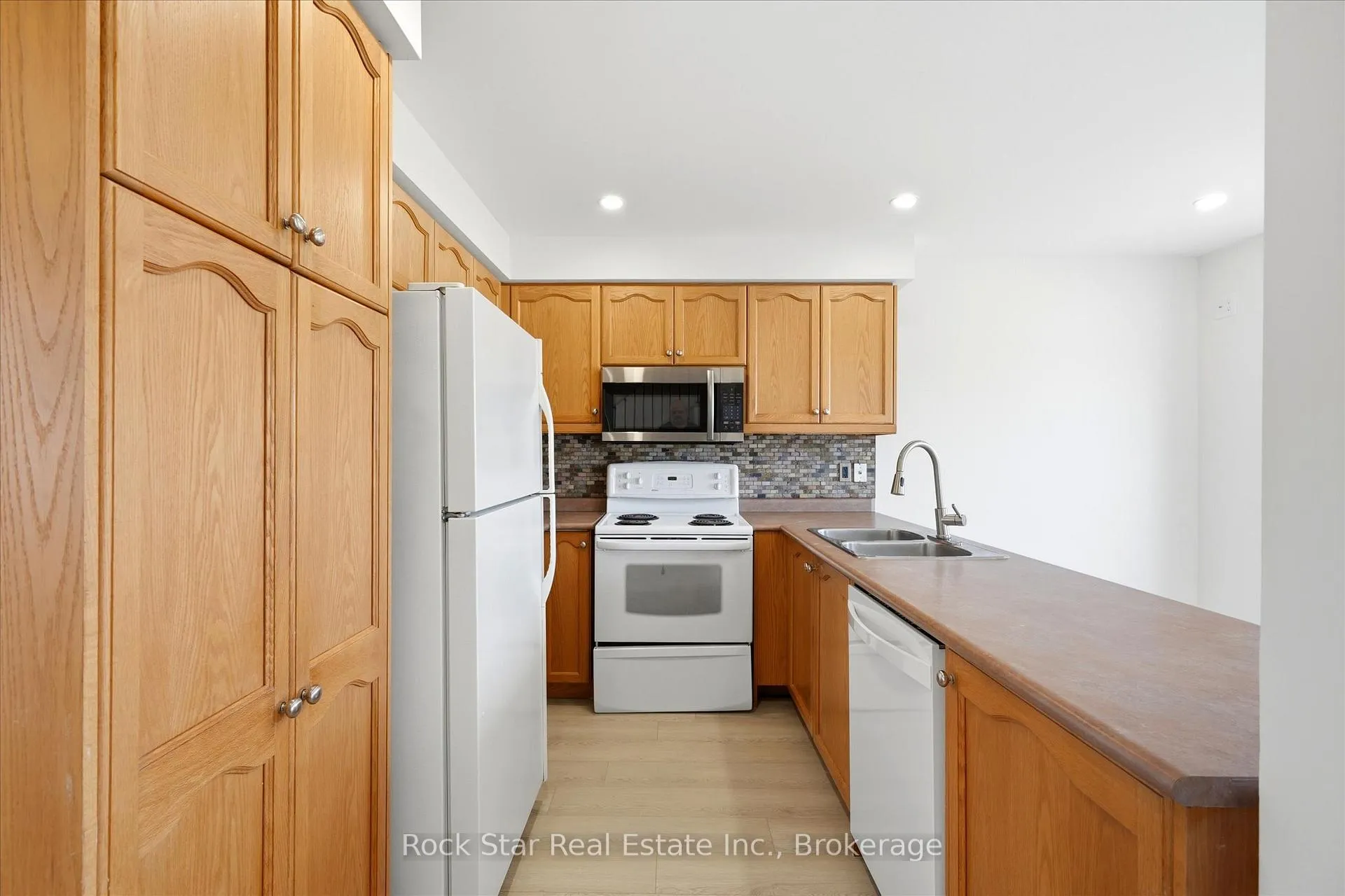 Photo 7 of 20 Knupp Road, Barrie, Edgehill Drive — HOMEH