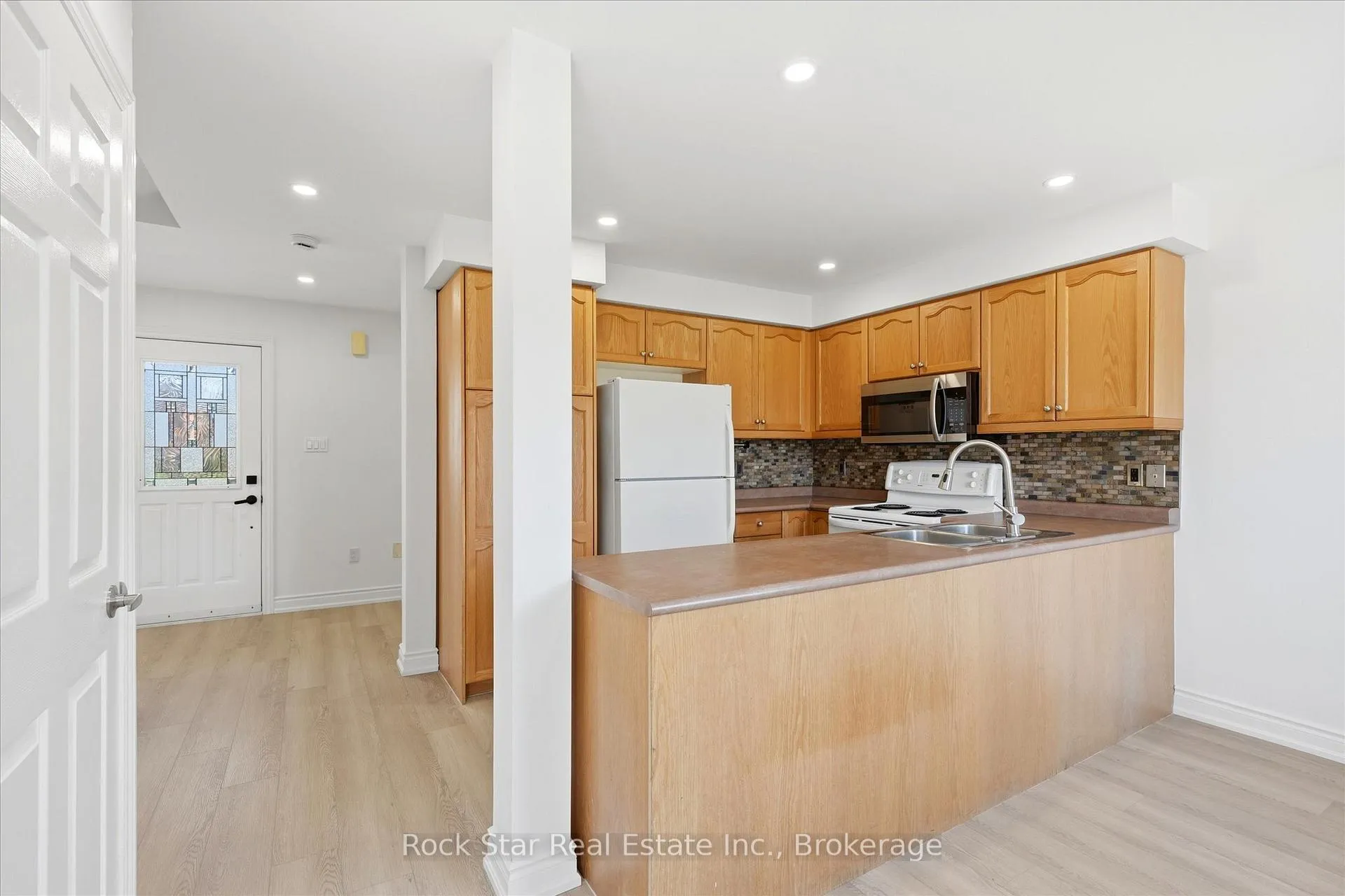 Photo 8 of 20 Knupp Road, Barrie, Edgehill Drive — HOMEH