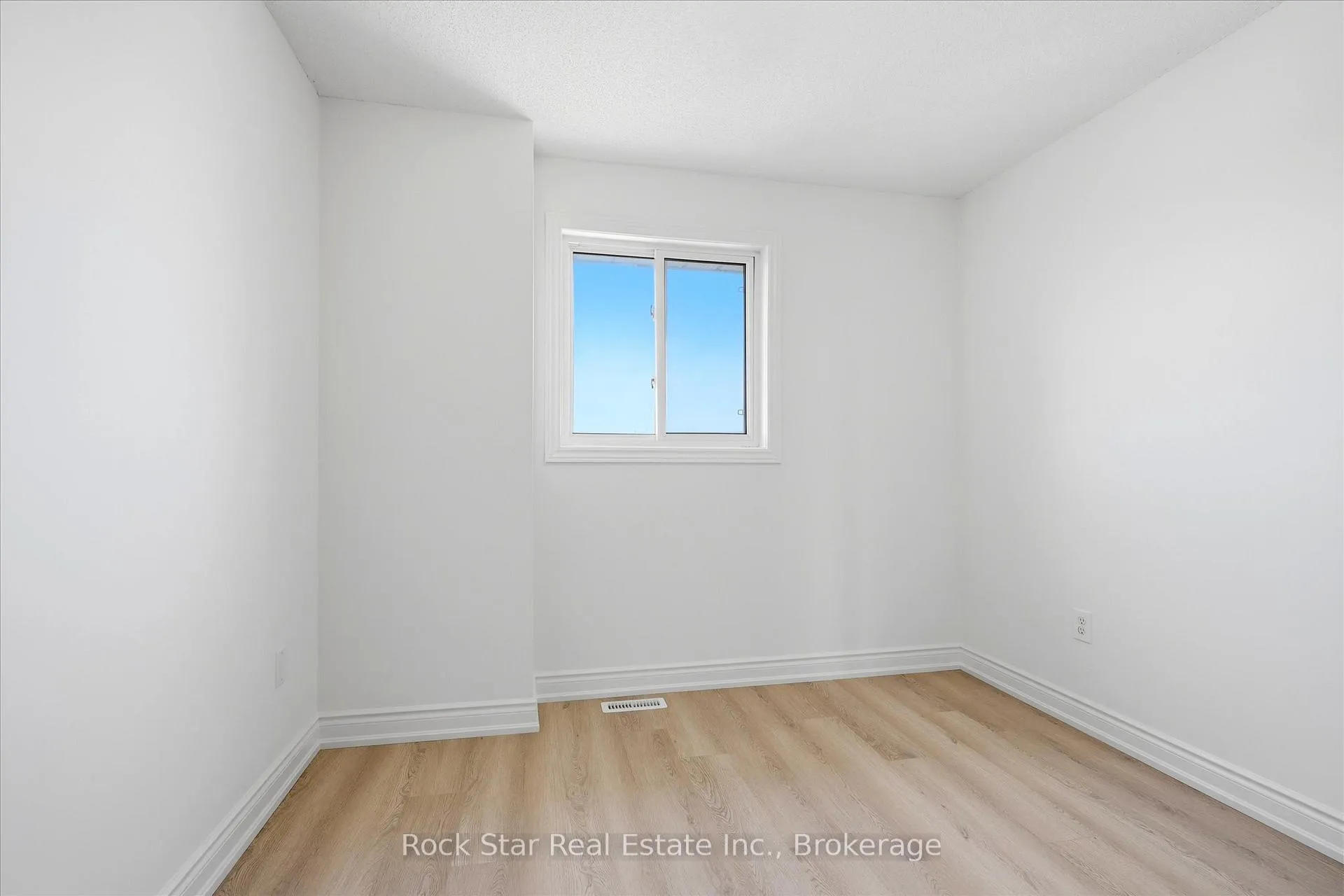 Photo 18 of 20 Knupp Road, Barrie, Edgehill Drive — HOMEH