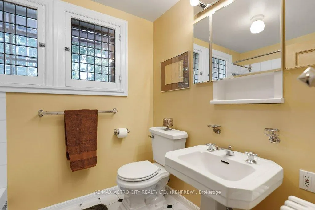 Photo 10 of 154 Quarry Avenue, Renfrew — HOMEH