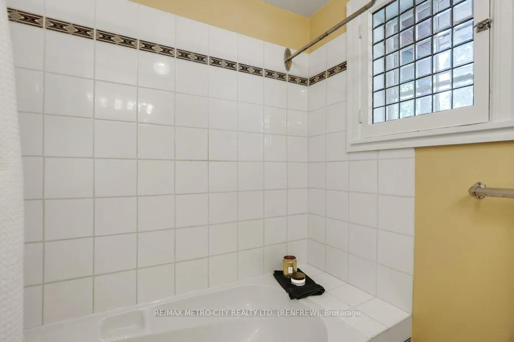 Photo 11 of 154 Quarry Avenue, Renfrew — HOMEH