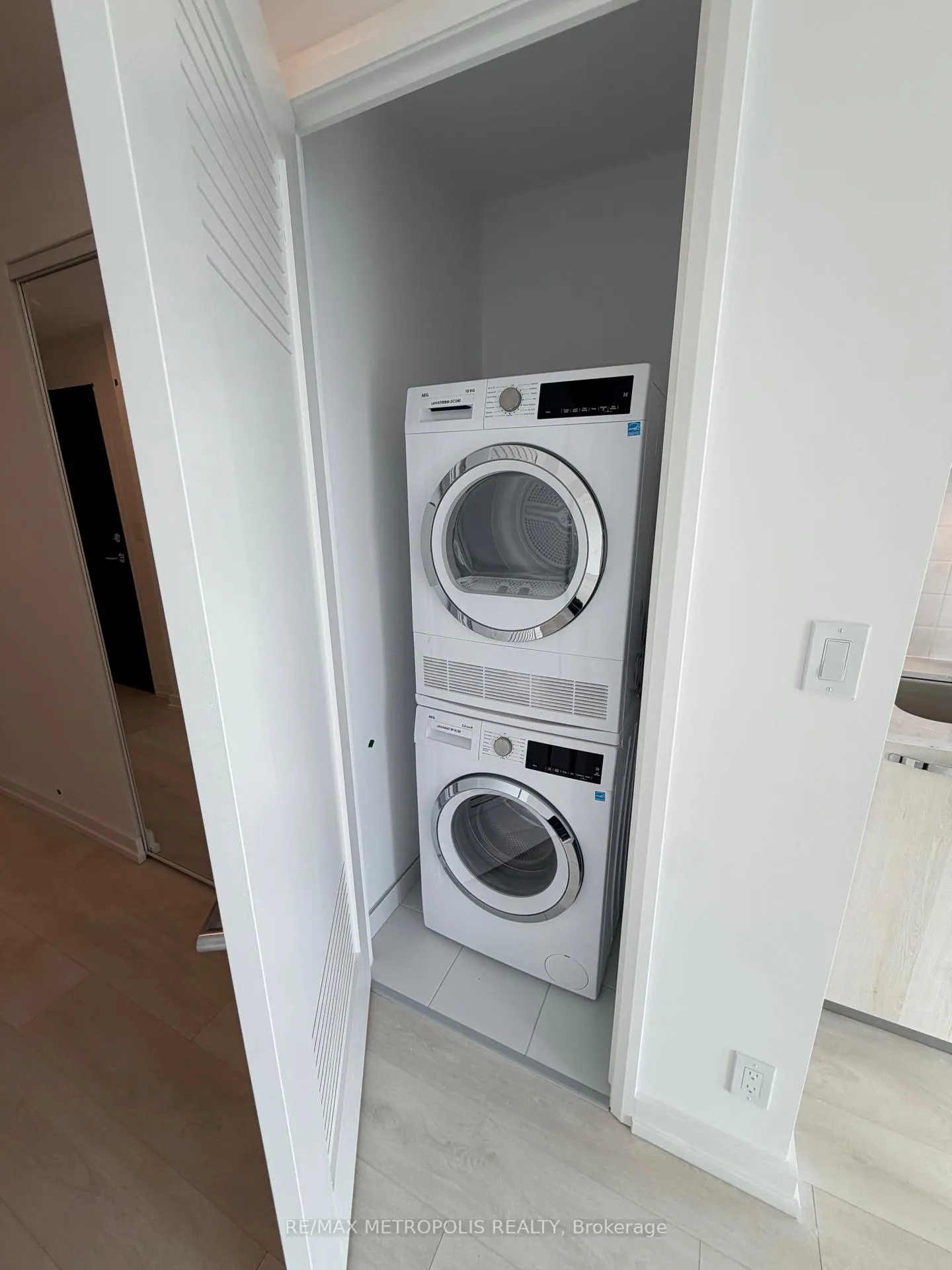 Photo 3 of Unit 2709, 75 James Street S, Hamilton, Corktown — HOMEH