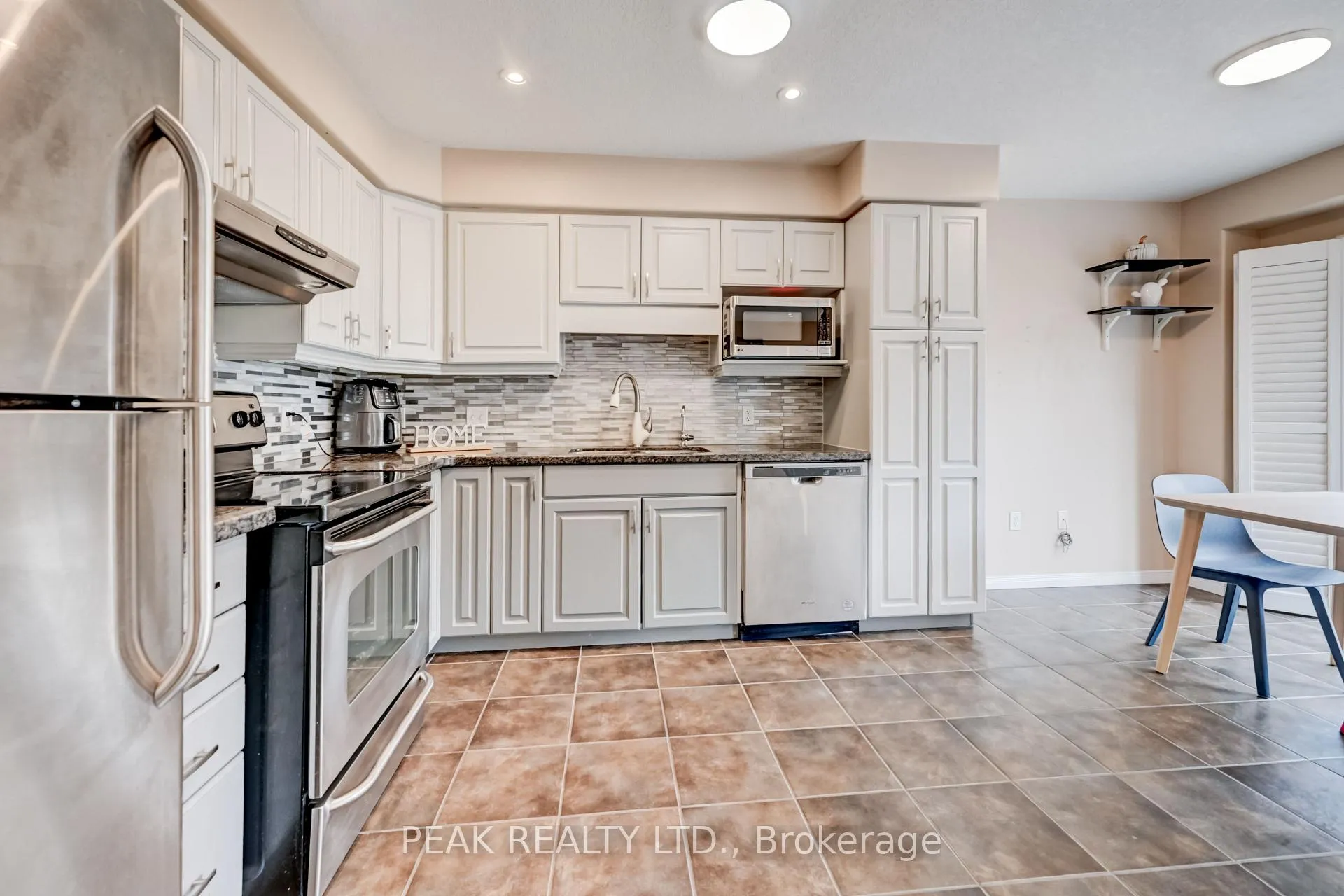 Photo 11 of 547 Wild Iris Avenue, Waterloo, Columbia Forest — HOMEH