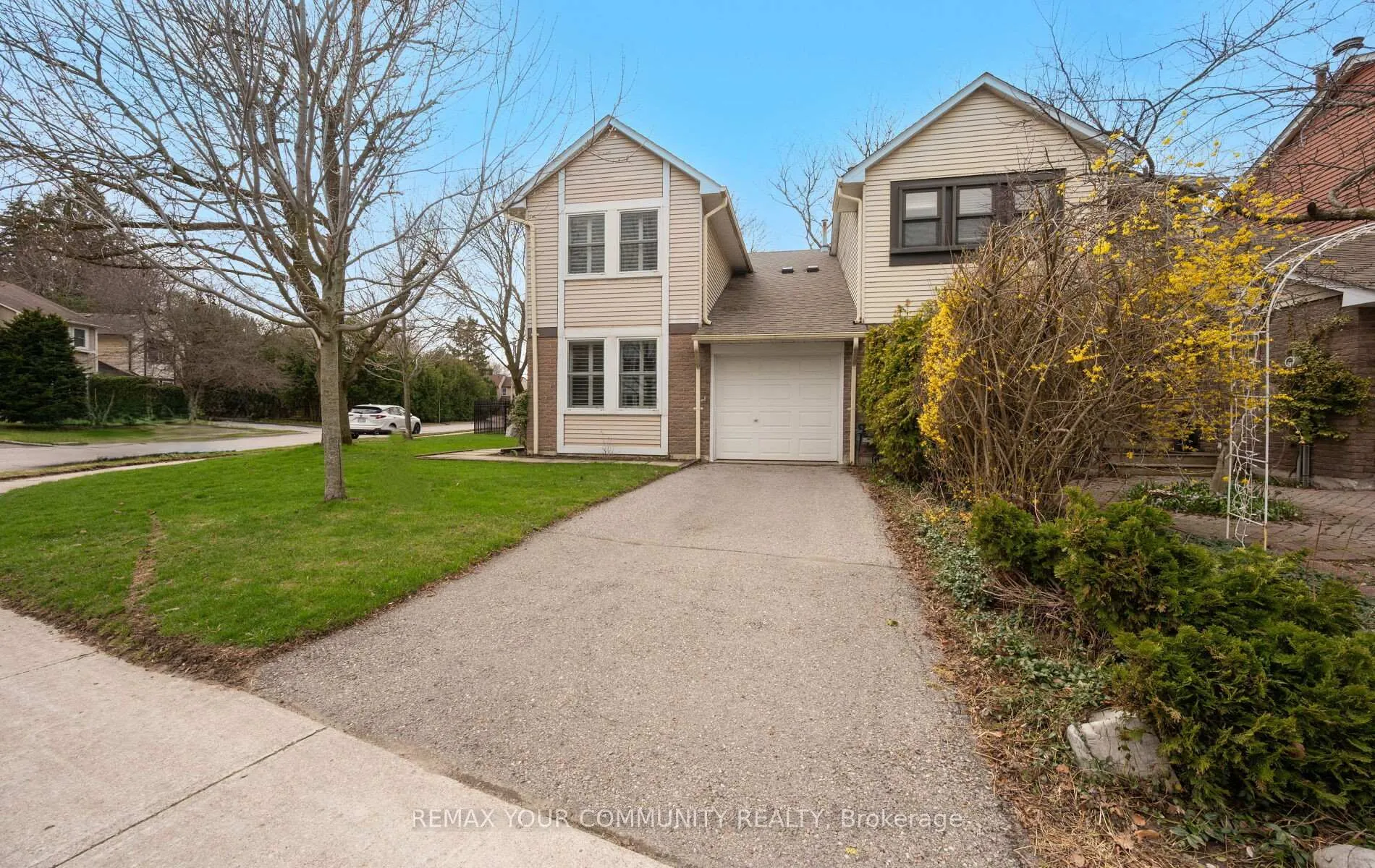 Photo 2 of 4 Sandusky Crescent, Aurora, Aurora Highlands — HOMEH
