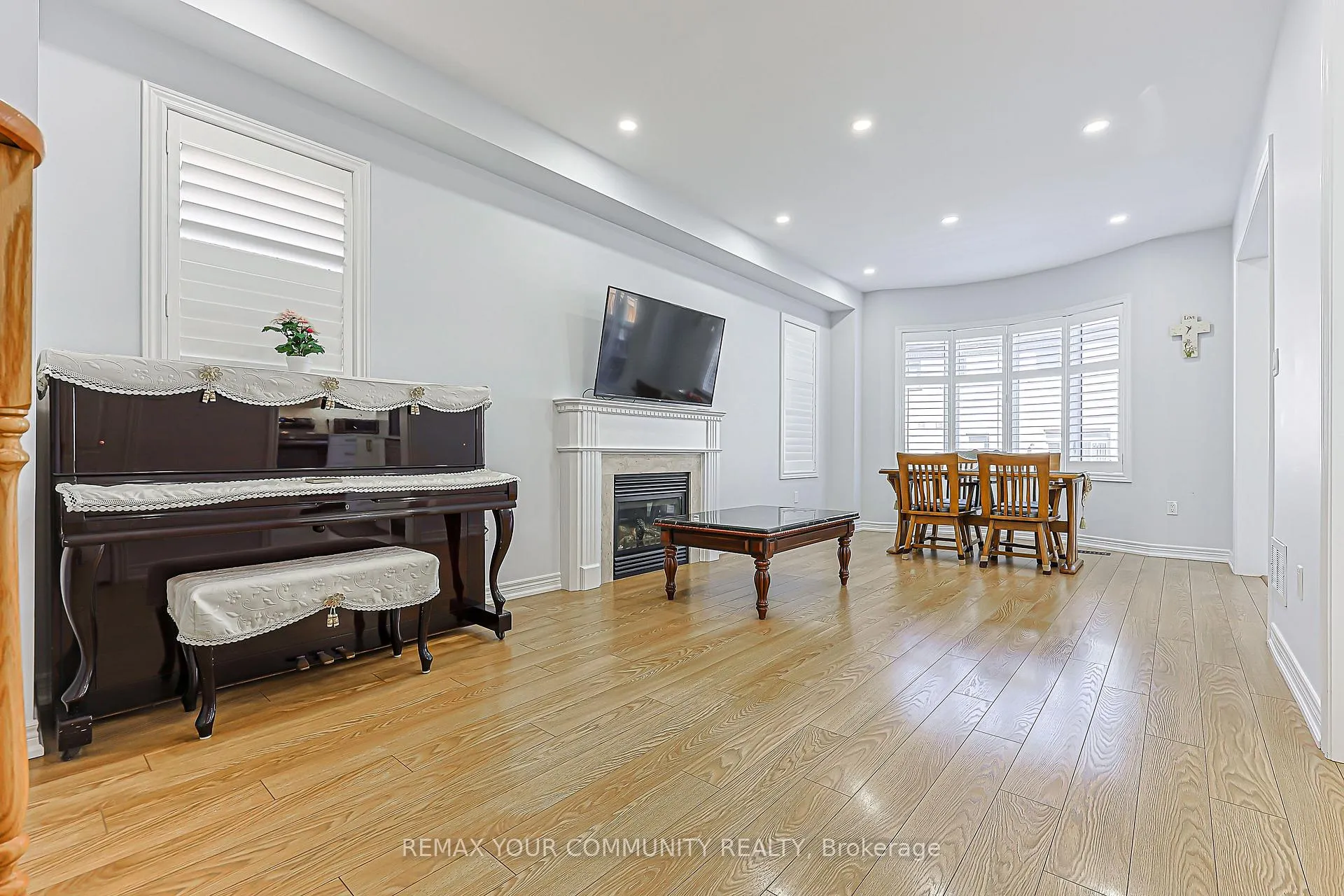 Photo 3 of 10 Hua Du Avenue, Markham, Berczy — HOMEH