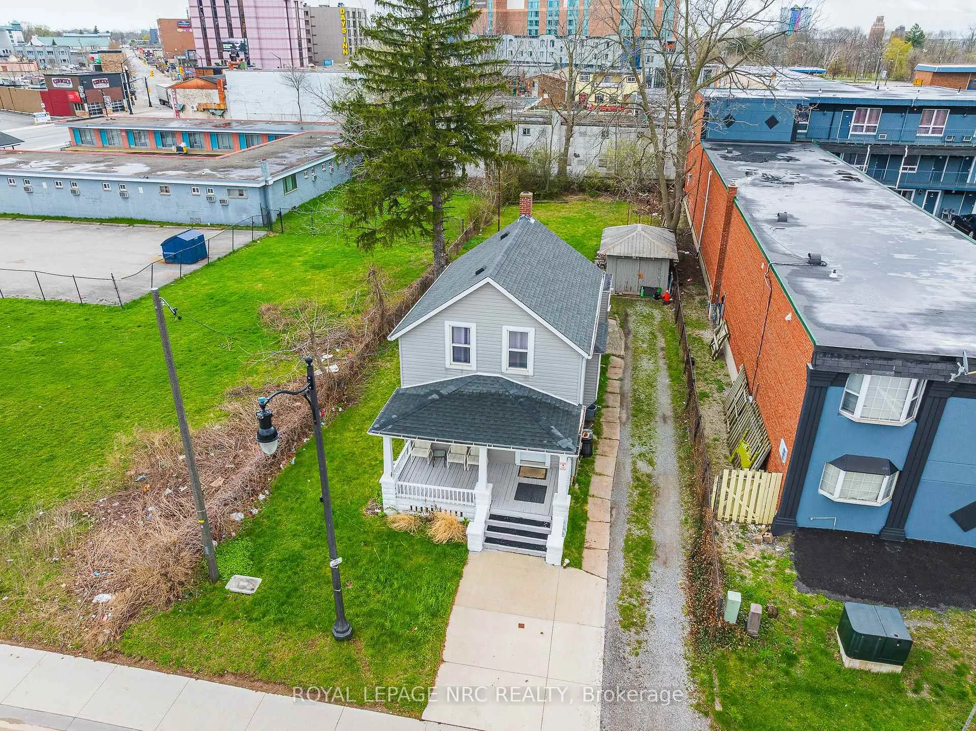 Photo 2 of 5930 Fallsview Boulevard, Niagara Falls, Clifton Hill — HOMEH