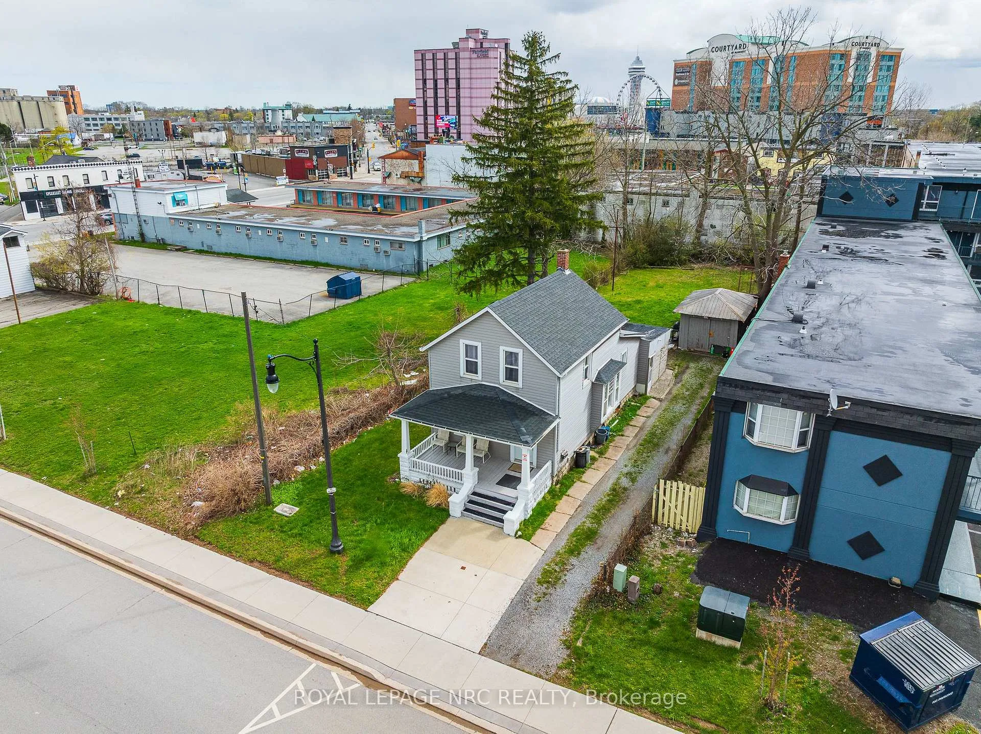 Photo 3 of 5930 Fallsview Boulevard, Niagara Falls, Clifton Hill — HOMEH