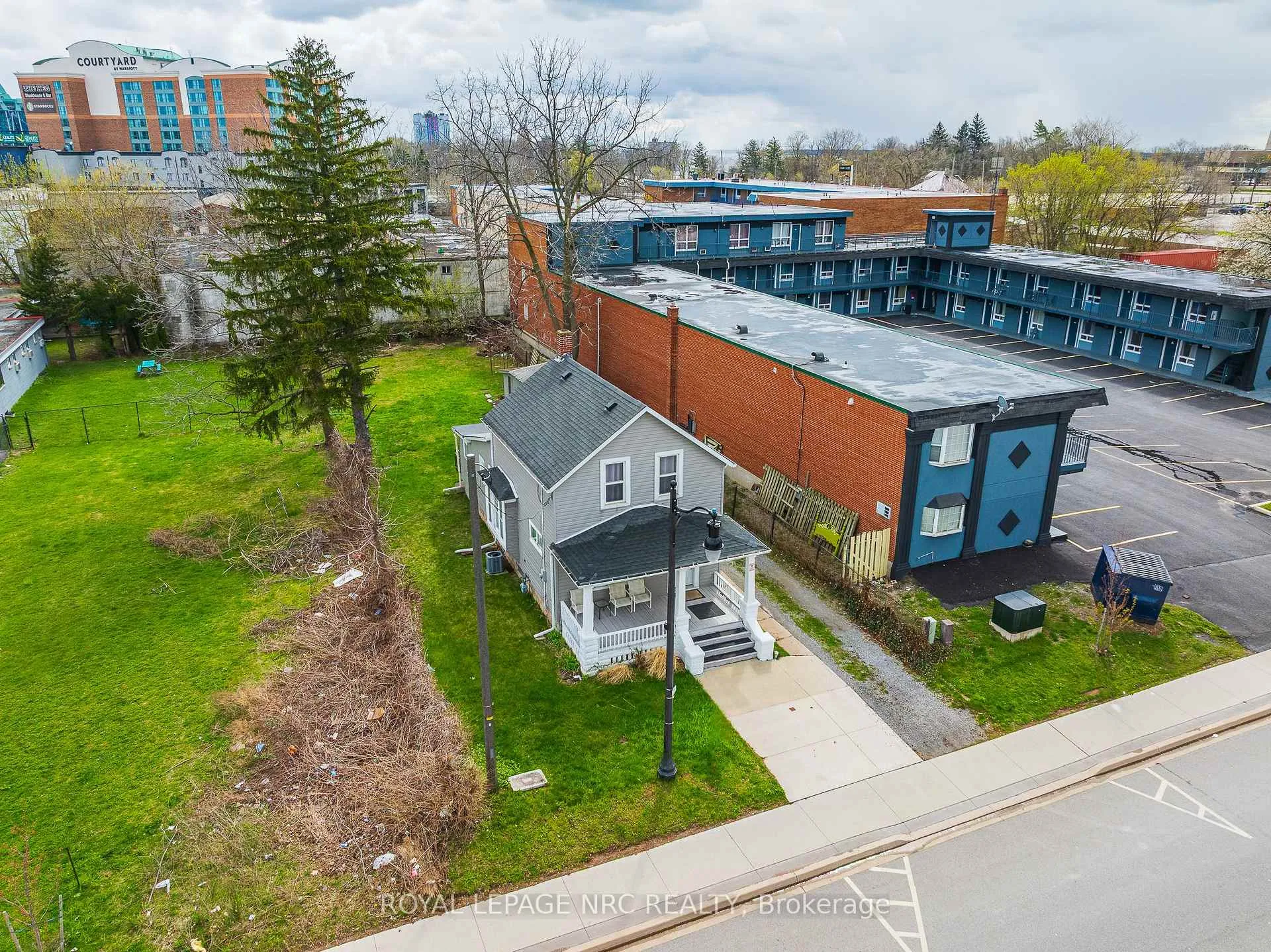 Photo 4 of 5930 Fallsview Boulevard, Niagara Falls, Clifton Hill — HOMEH